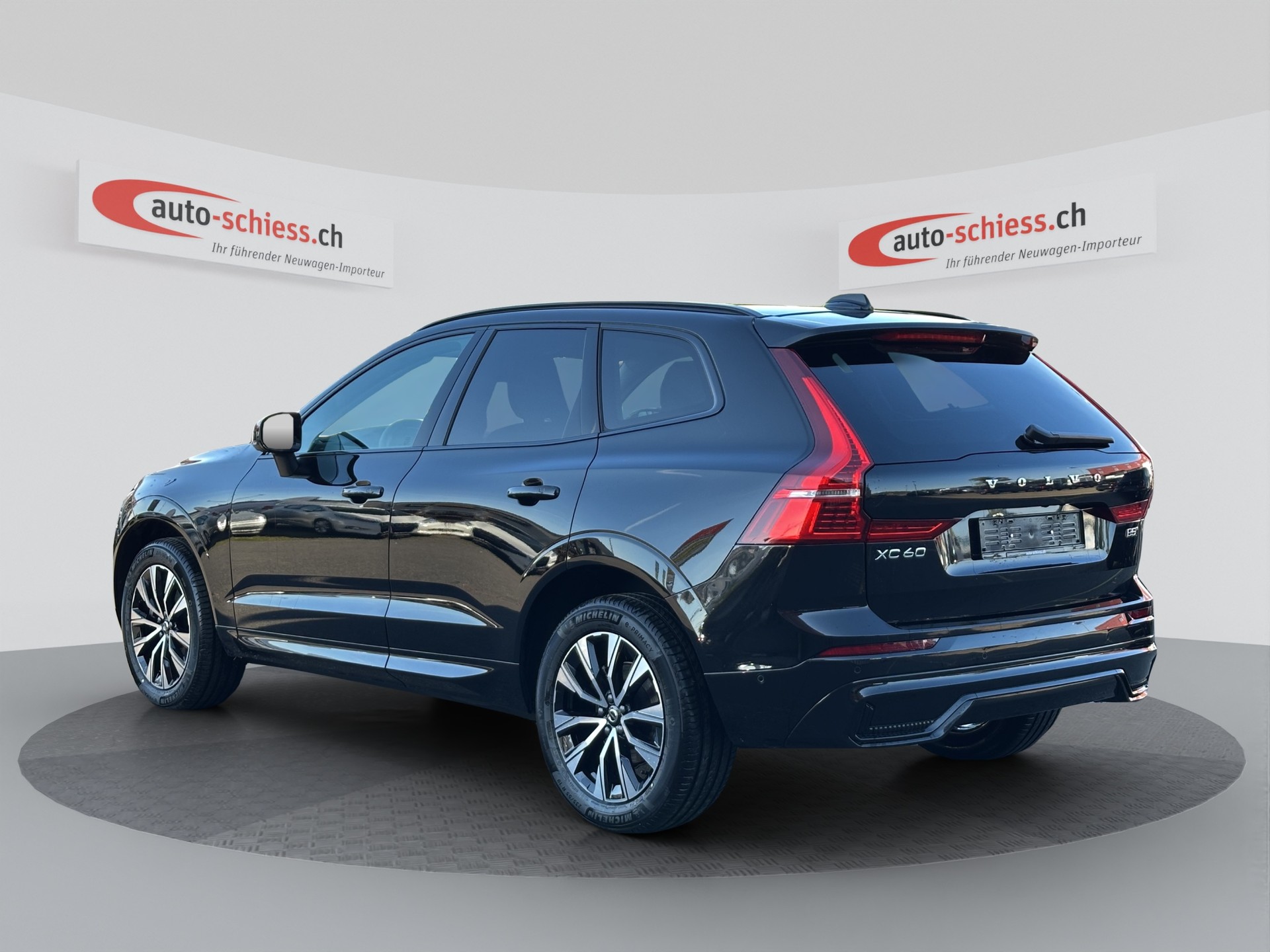 VOLVO XC60 B5 AWD Plus Dark Geartronic-image-2