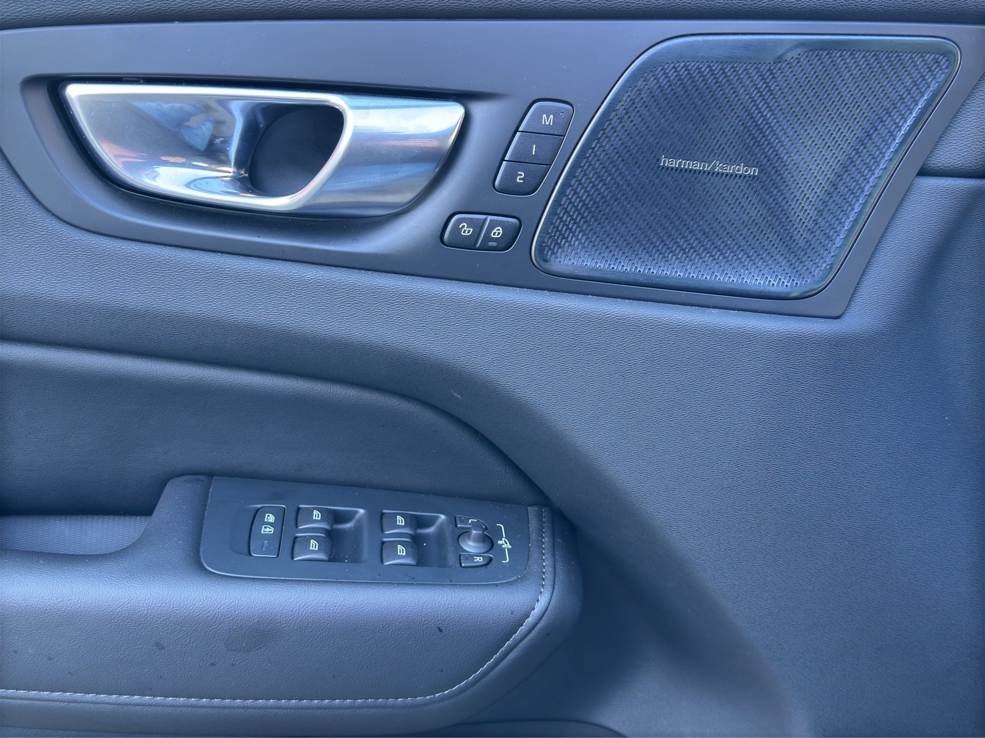 VOLVO XC60 B5 AWD Plus Dark Geartronic-image-8