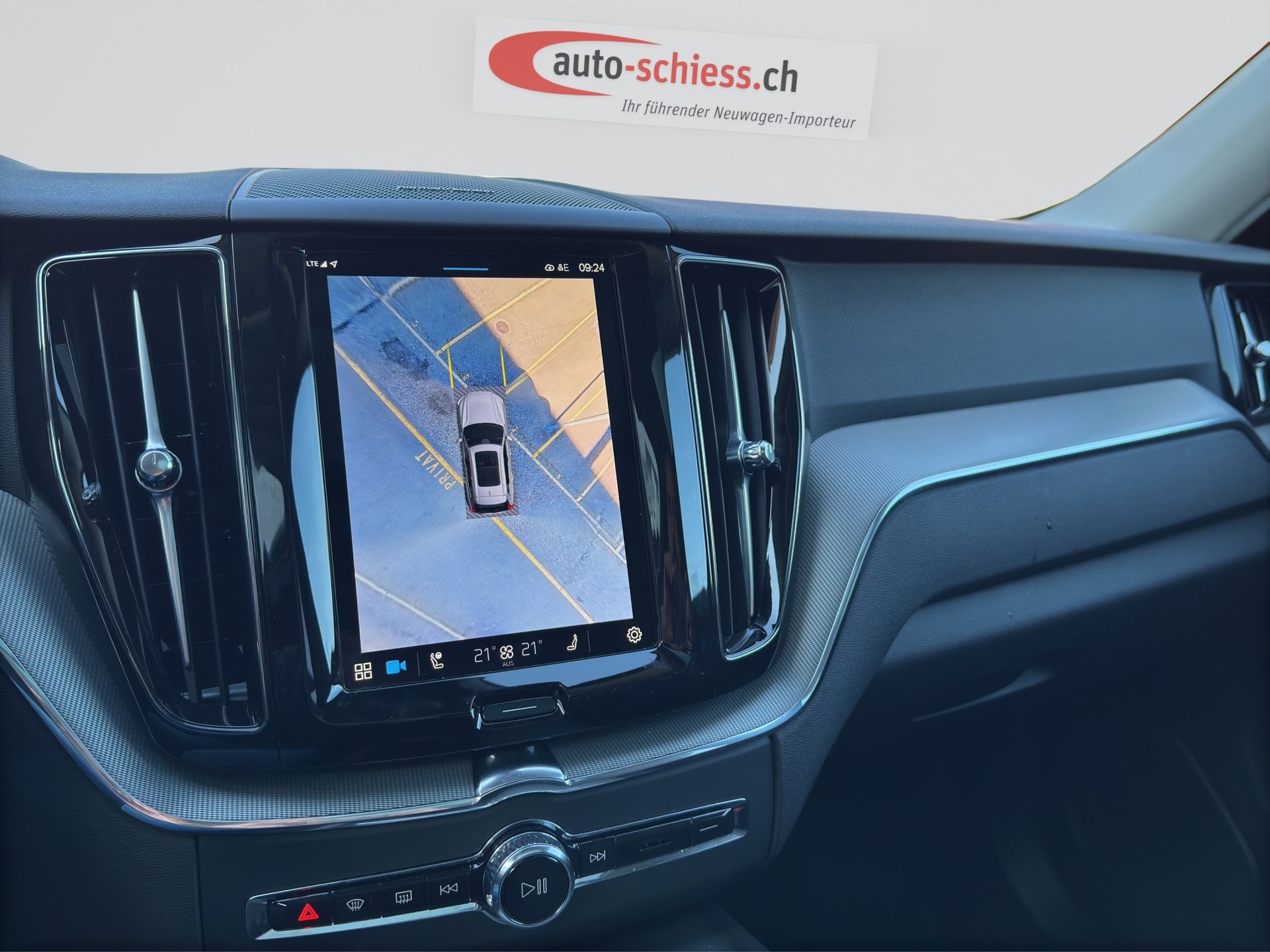 VOLVO XC60 B5 AWD Plus Dark Geartronic-image-14