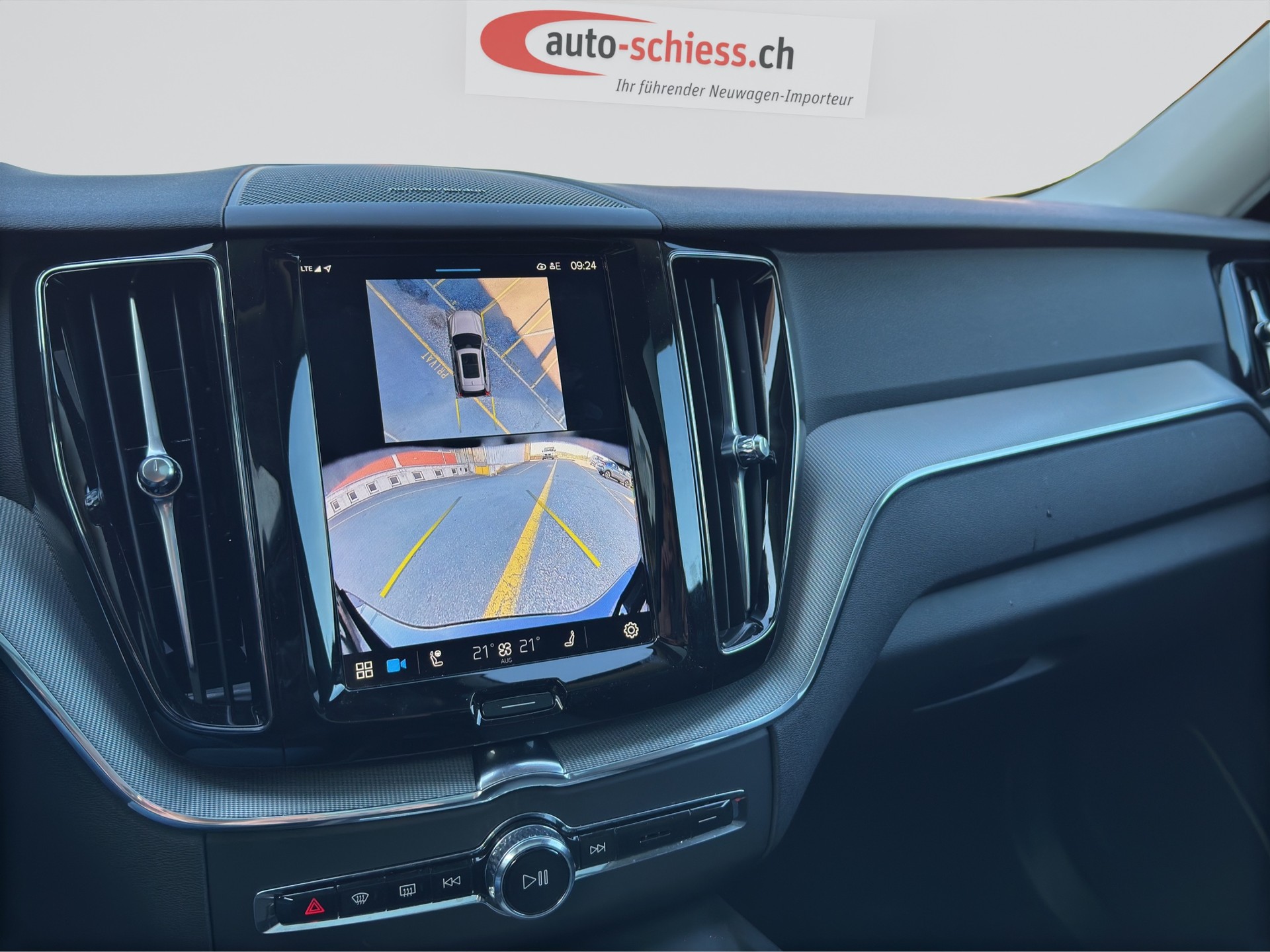 VOLVO XC60 B5 AWD Plus Dark Geartronic-image-13