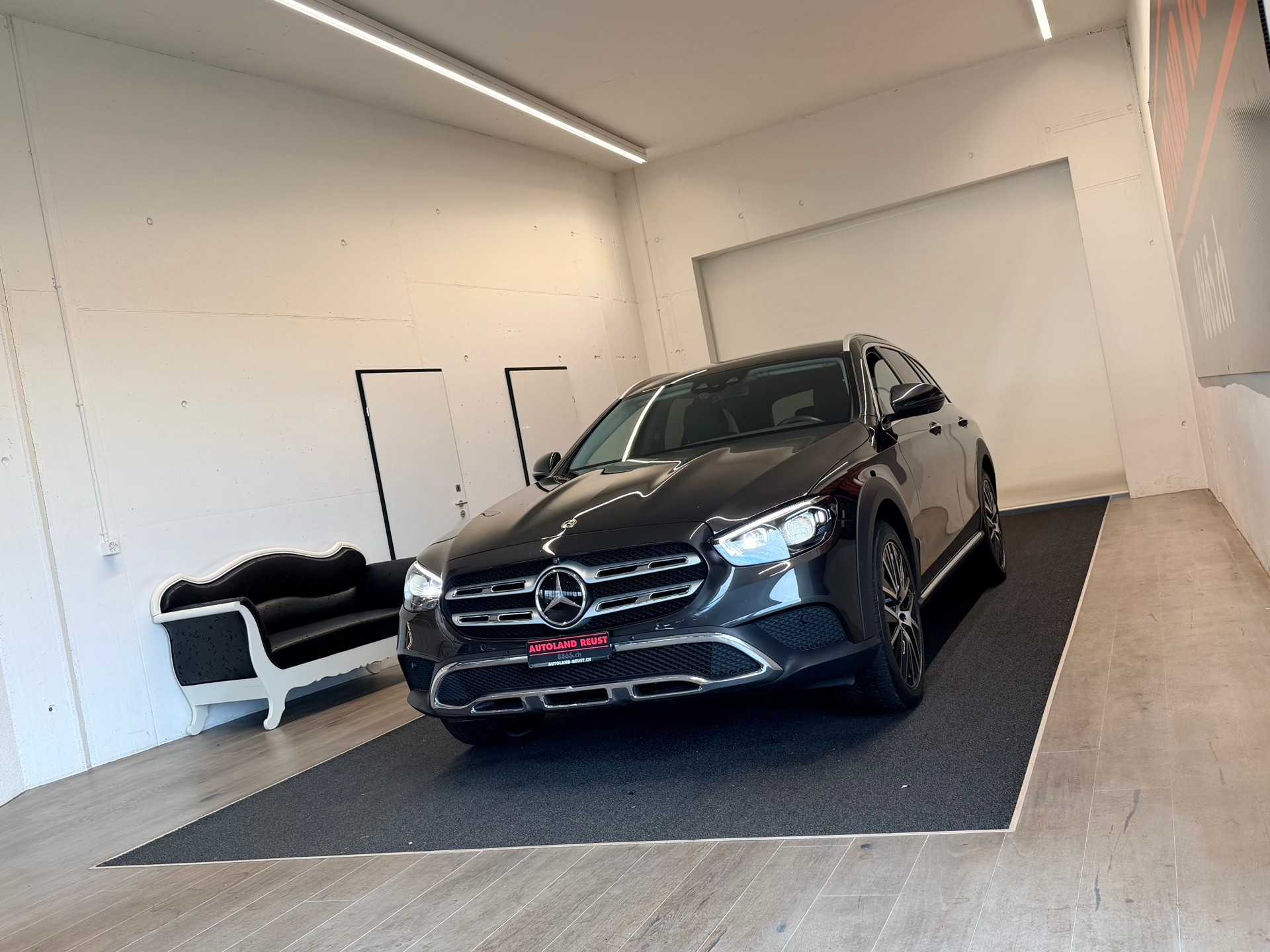MERCEDES-BENZ E 450 All-Terrain 4Matic Exclusive 9G-Tronic-showroom-element-2