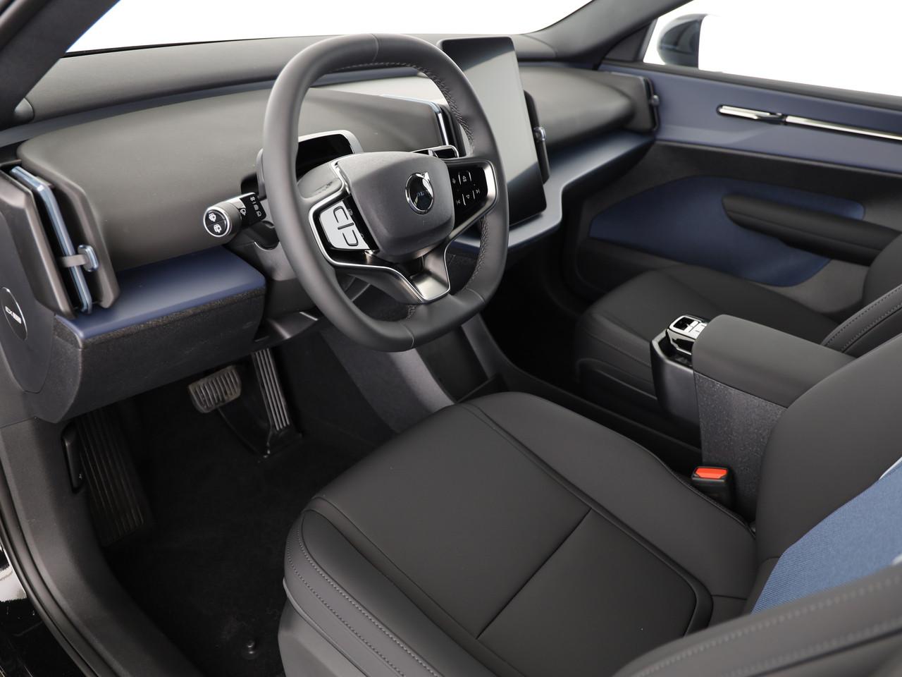 VOLVO EX30 E60 Plus Swiss Black Edition-image-7