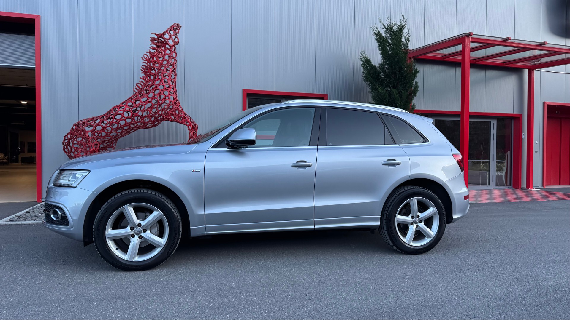 AUDI Q5 2.0 TDI quattro S-tronic-showroom-element-1