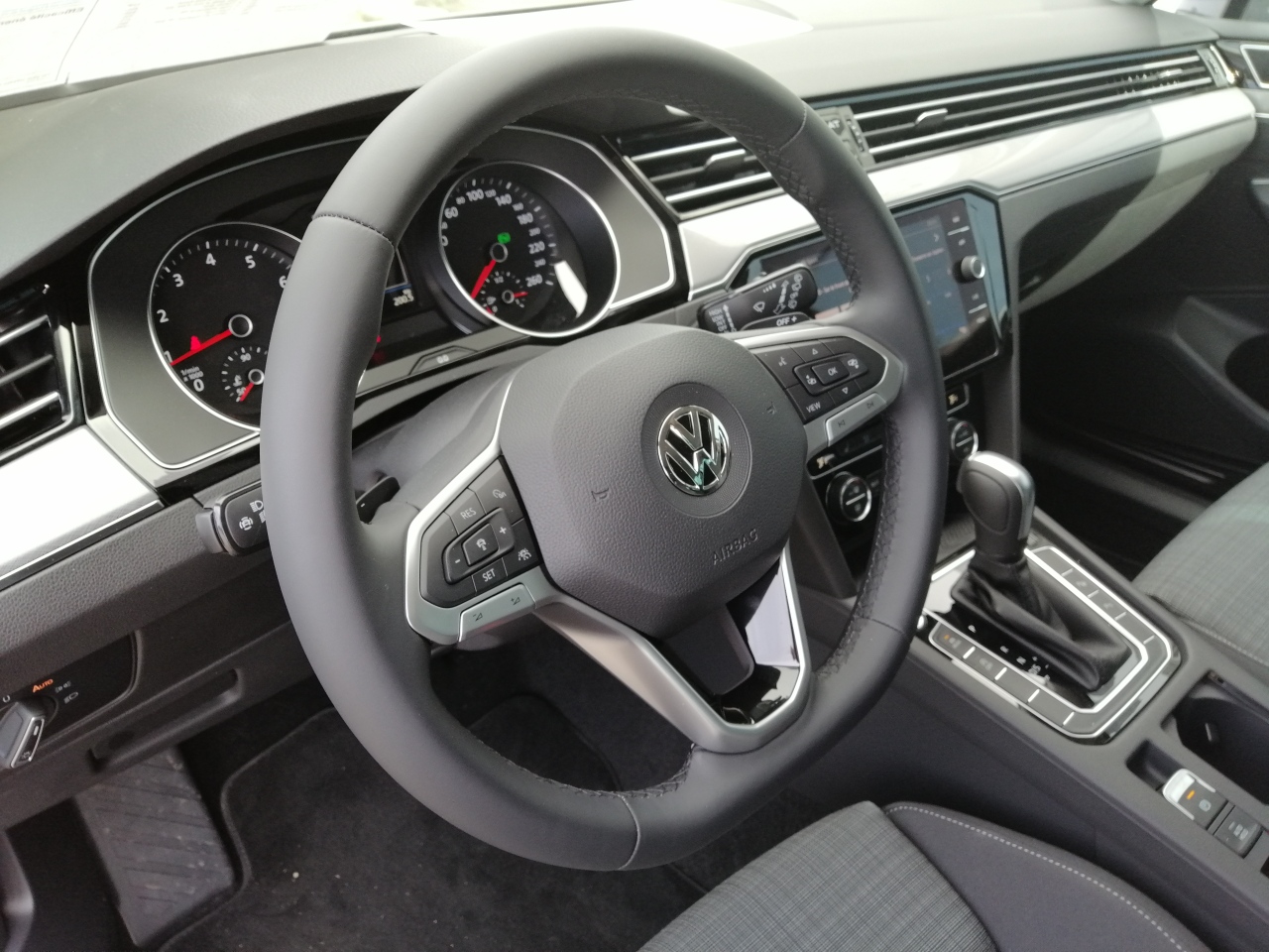 VW Passat Variant 2.0 TSI Business DSG-image-2
