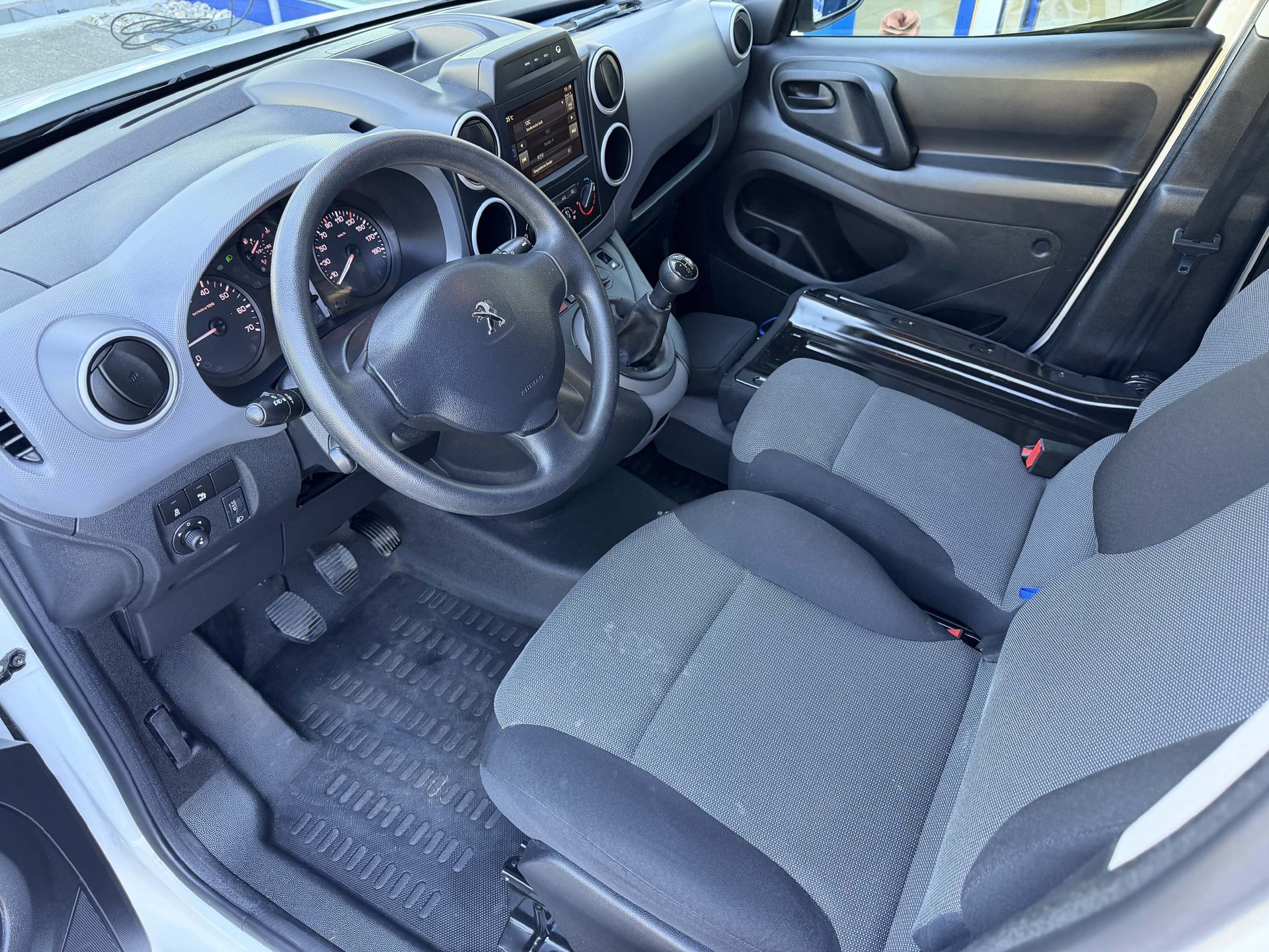 PEUGEOT Partner Kaw. L1 1.6 BlueHDI 100 Active-image-8