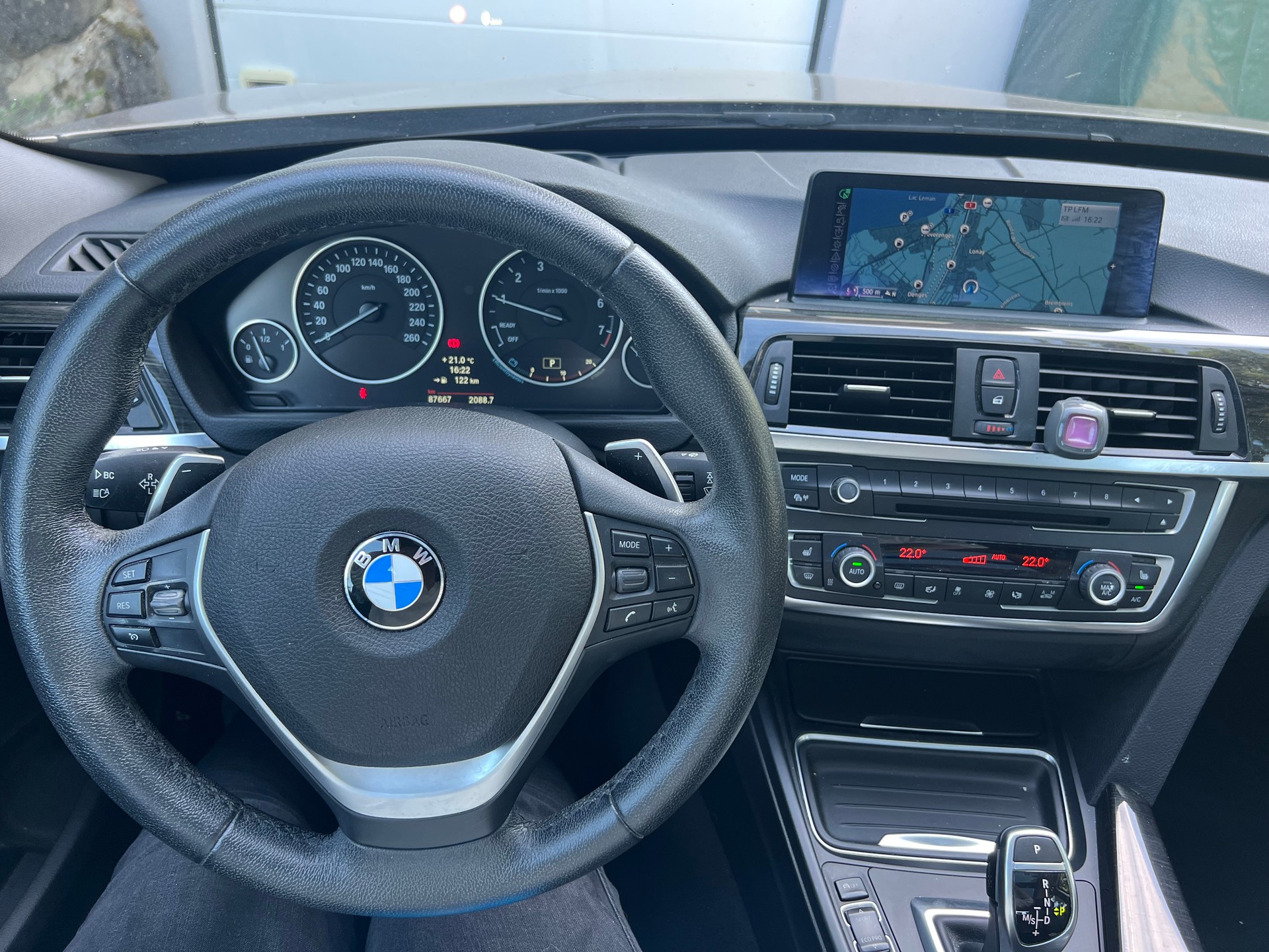 BMW 335i xDrive-image-2