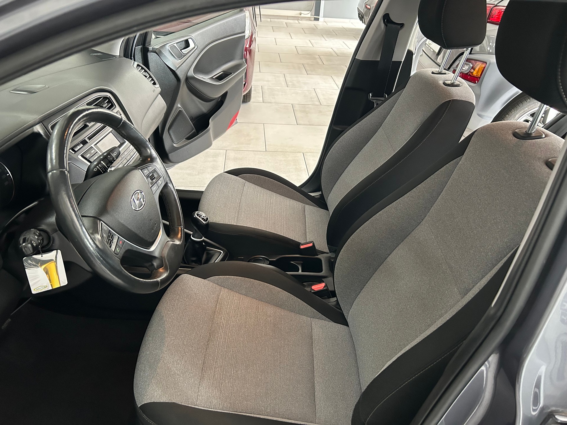 HYUNDAI i20 1.4 Amplia-image-6