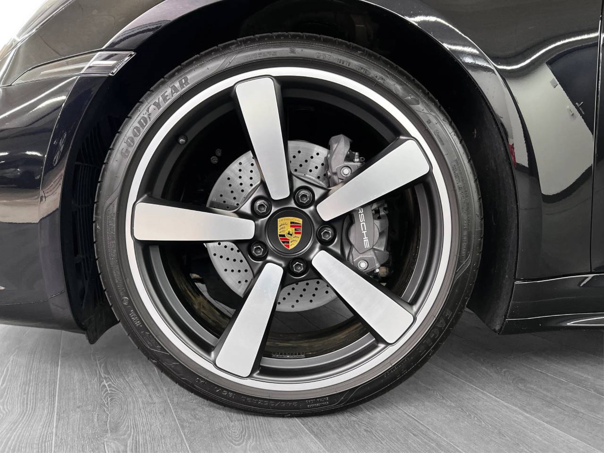 PORSCHE 911 Targa 4-image-11