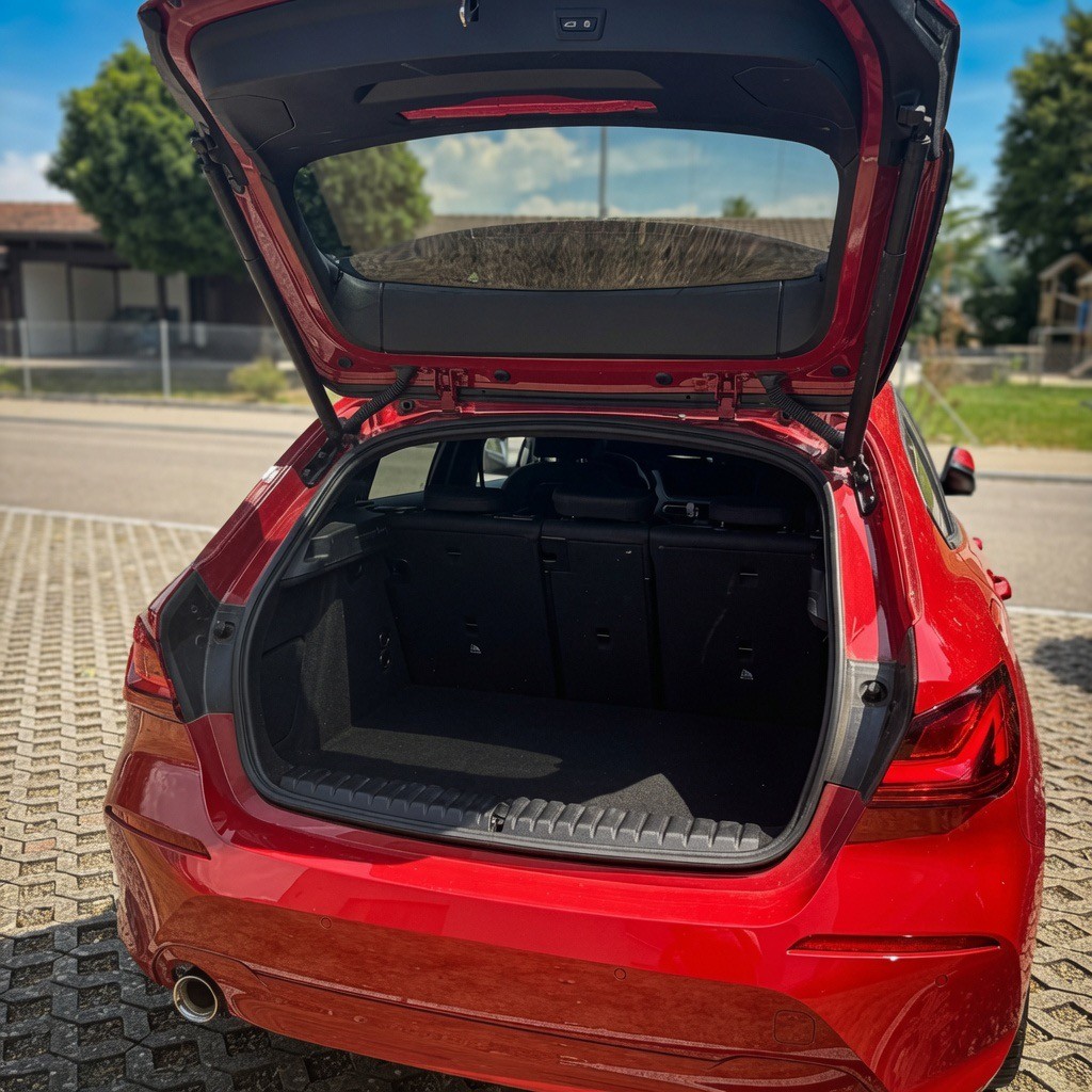 BMW 118i Essential Edition • Topausstattung • Service Plus-image-1