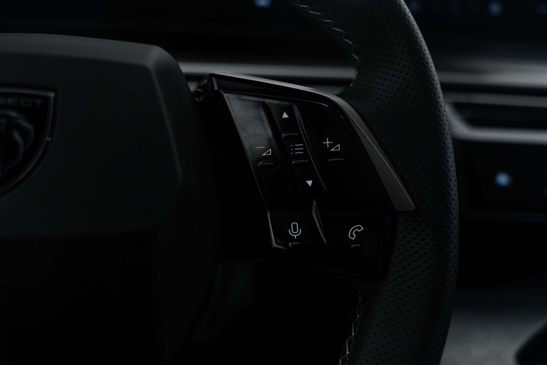 PEUGEOT 5008 145 Hybrid GT 7-Plätzer e-DCS-Automat-image-16