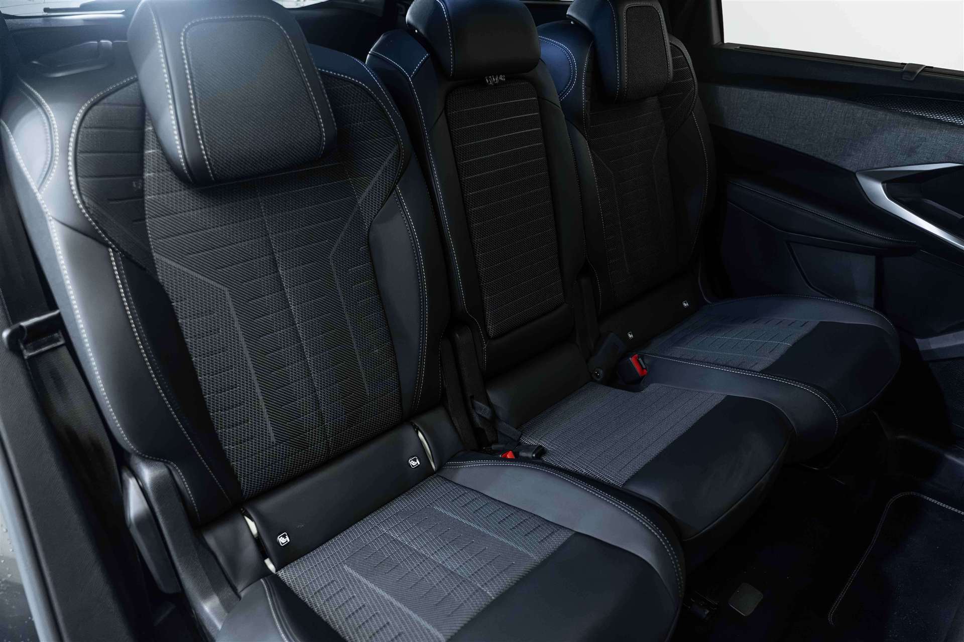 PEUGEOT 5008 145 Hybrid GT 7-Plätzer e-DCS-Automat-image-12