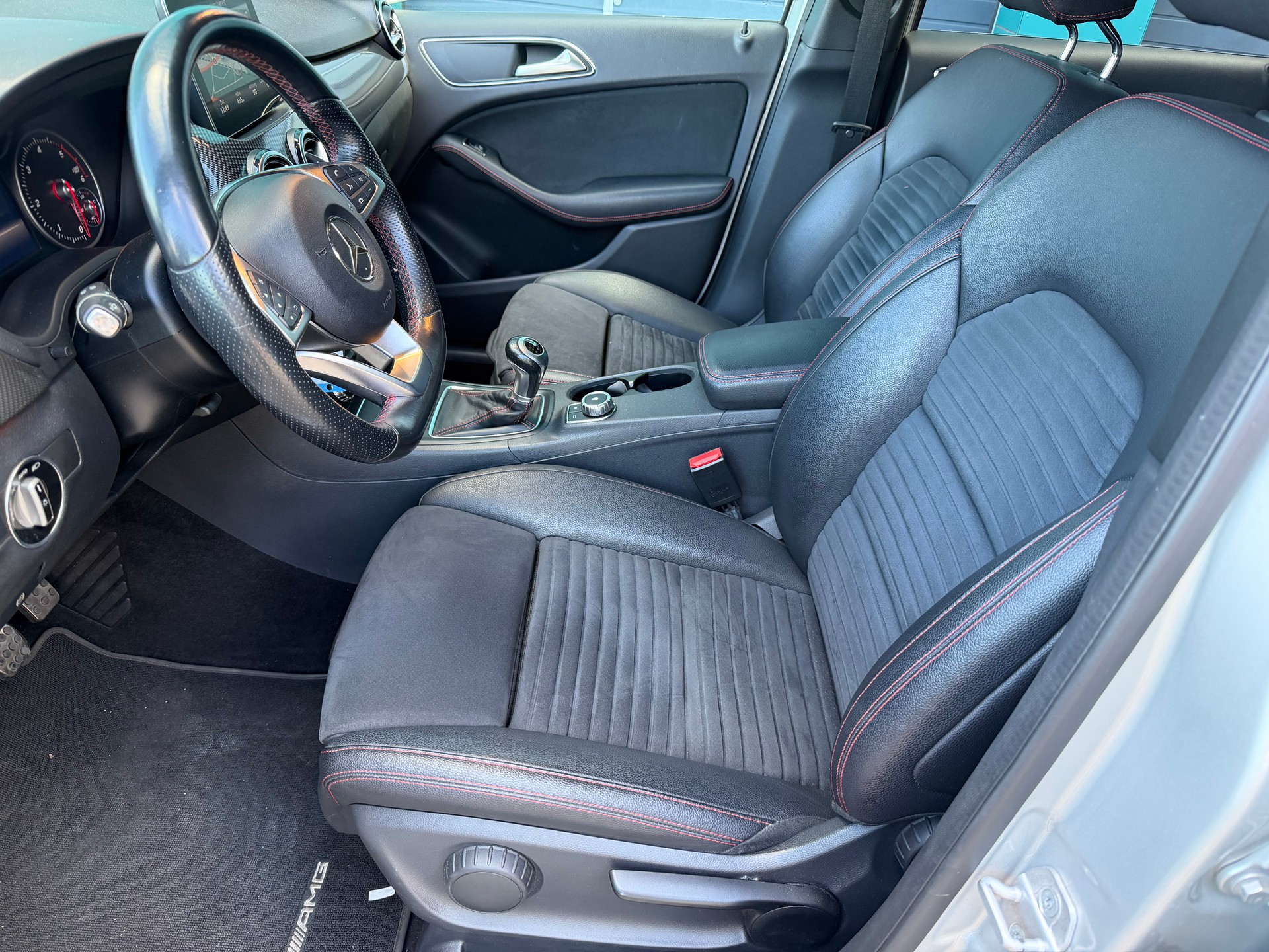 MERCEDES-BENZ B 200 CDI AMG Line-image-8
