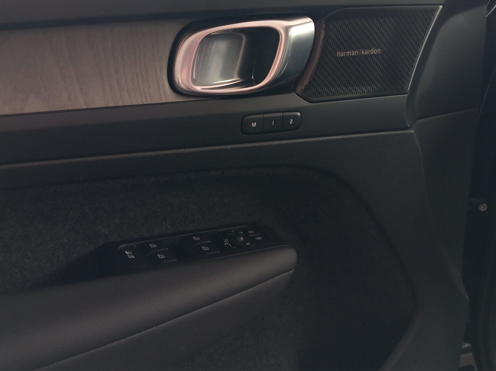 VOLVO XC40 2.0 B5 MH Ultimate Dark AWD-image-21