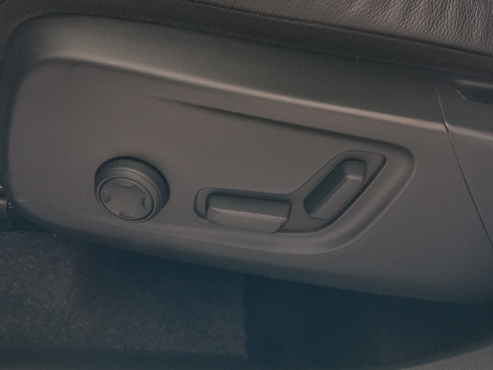 VOLVO XC40 2.0 B5 MH Ultimate Dark AWD-image-25