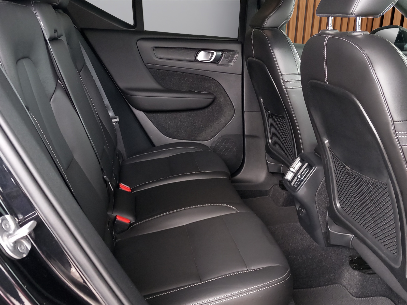 VOLVO XC40 2.0 B5 MH Ultimate Dark AWD-image-12