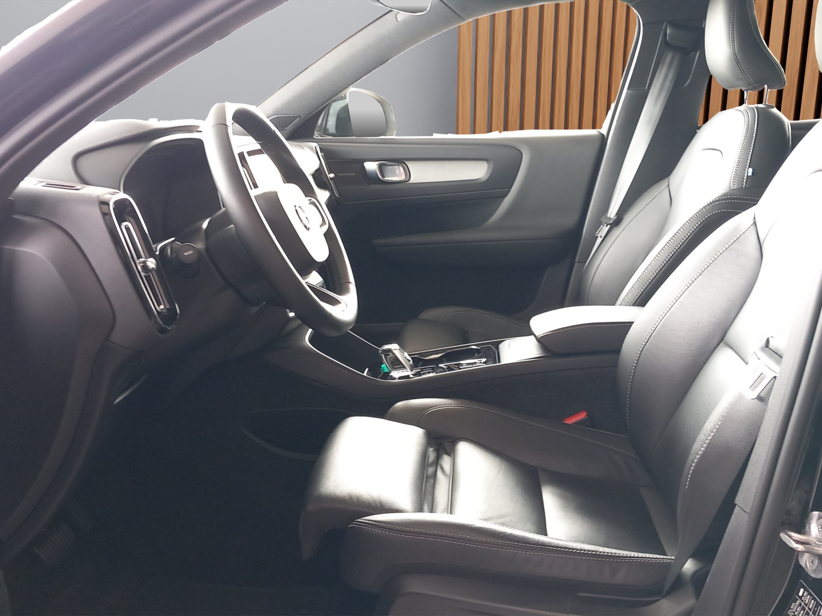 VOLVO XC40 2.0 B5 MH Ultimate Dark AWD-image-14