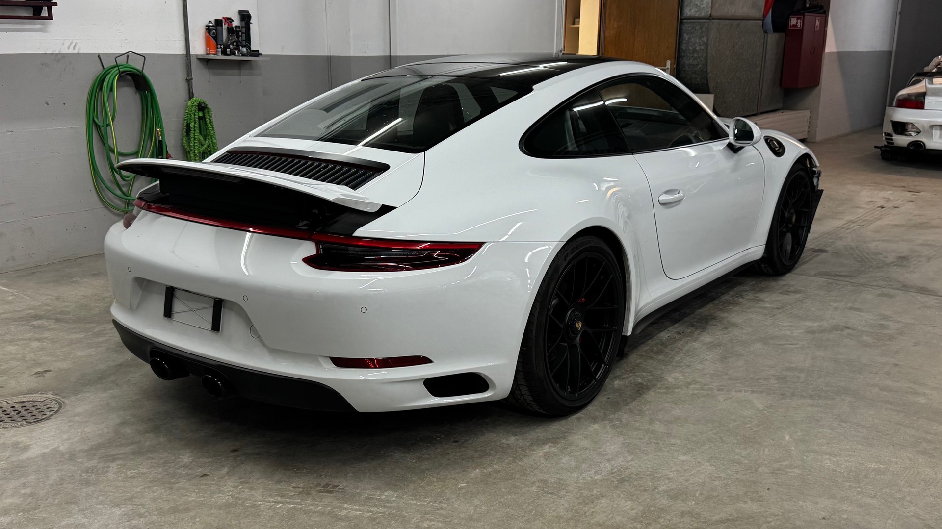 PORSCHE 911 Carrera 4 GTS PDK-image-3