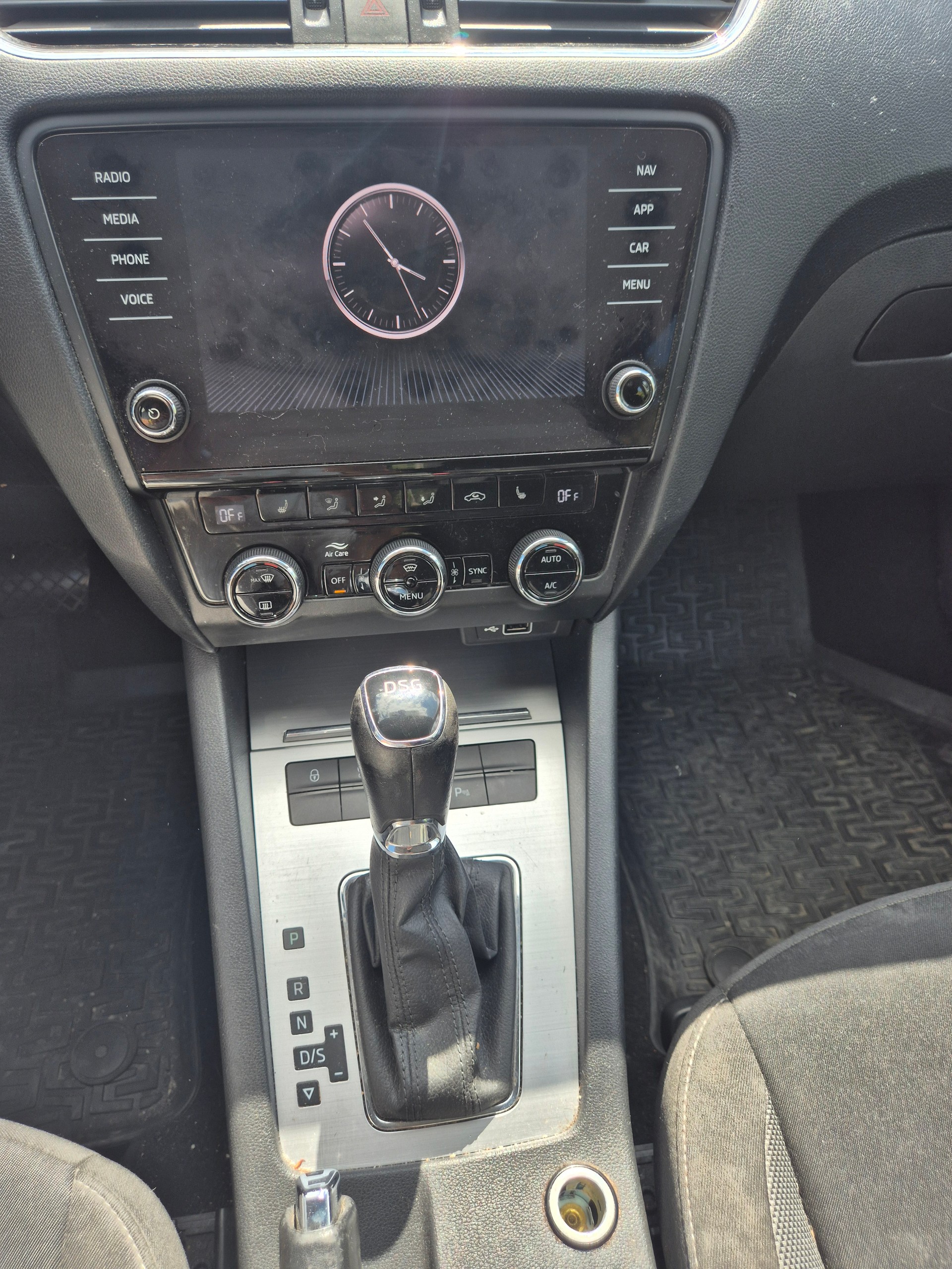 SKODA Octavia Combi 1.6 TDI Ambition DSG-image-9