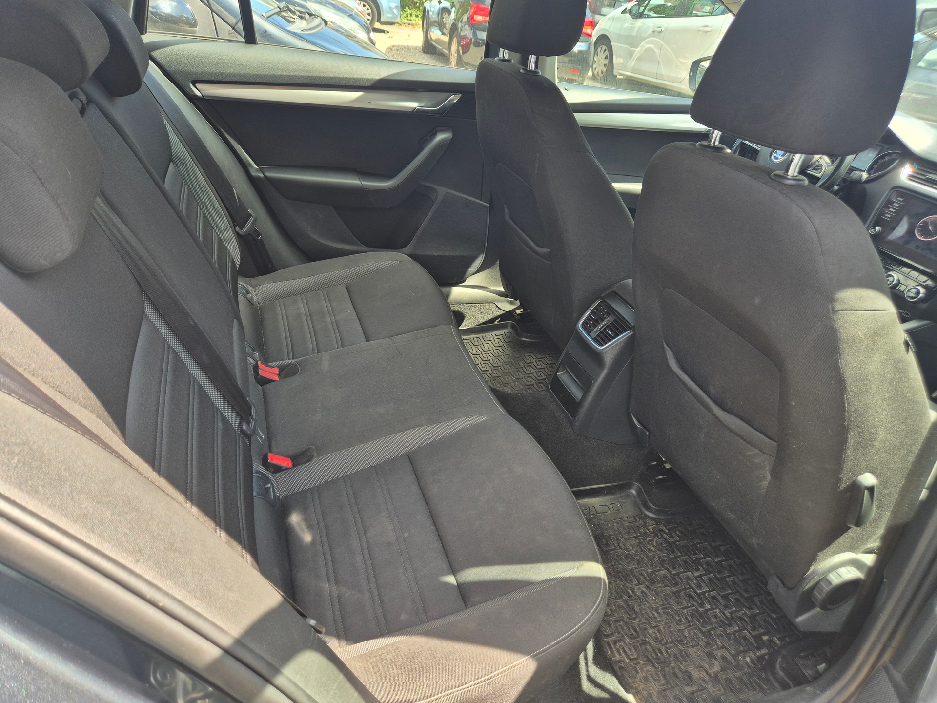 SKODA Octavia Combi 1.6 TDI Ambition DSG-image-8