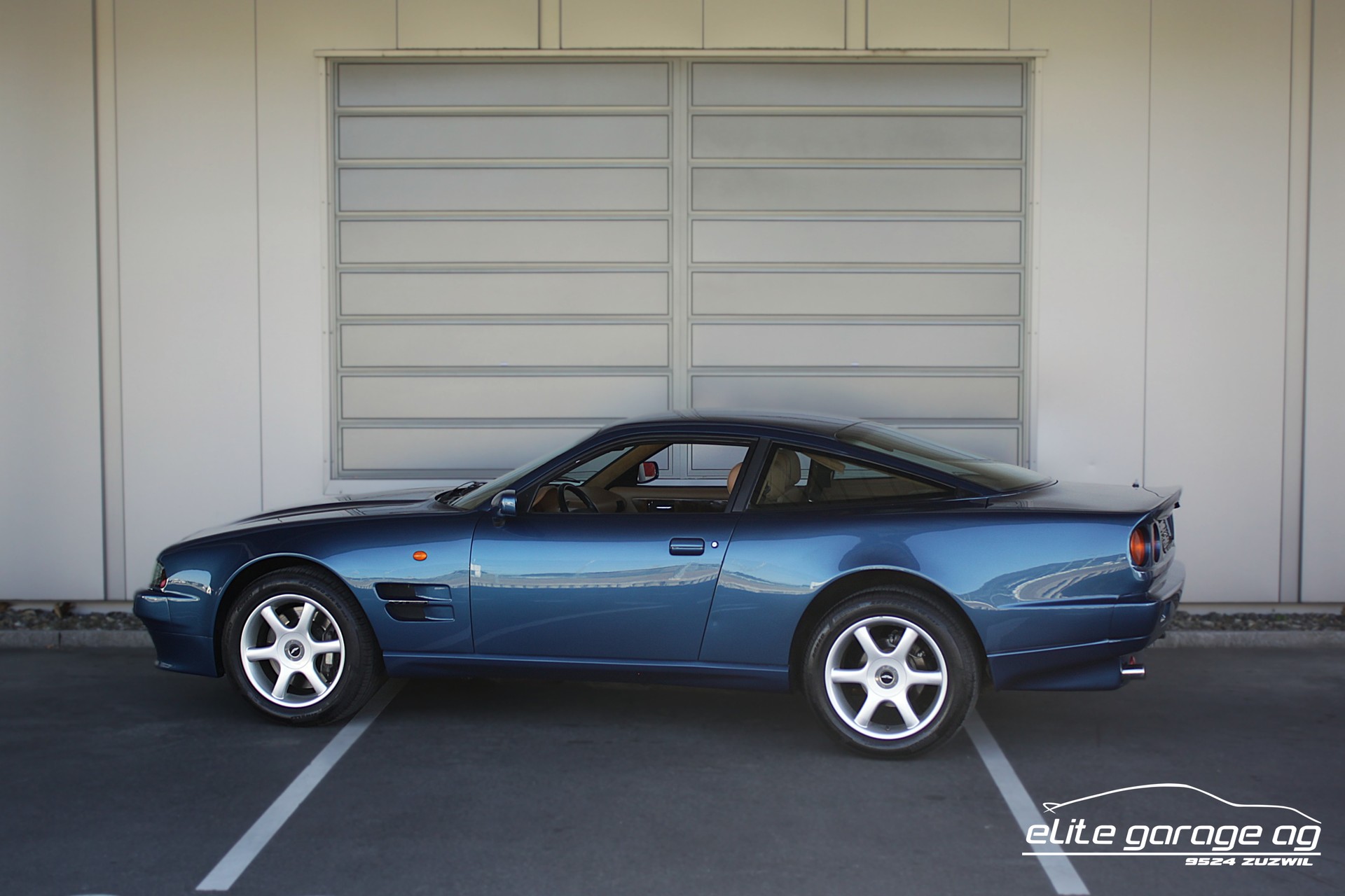 ASTON MARTIN V8 Coupé-image-2