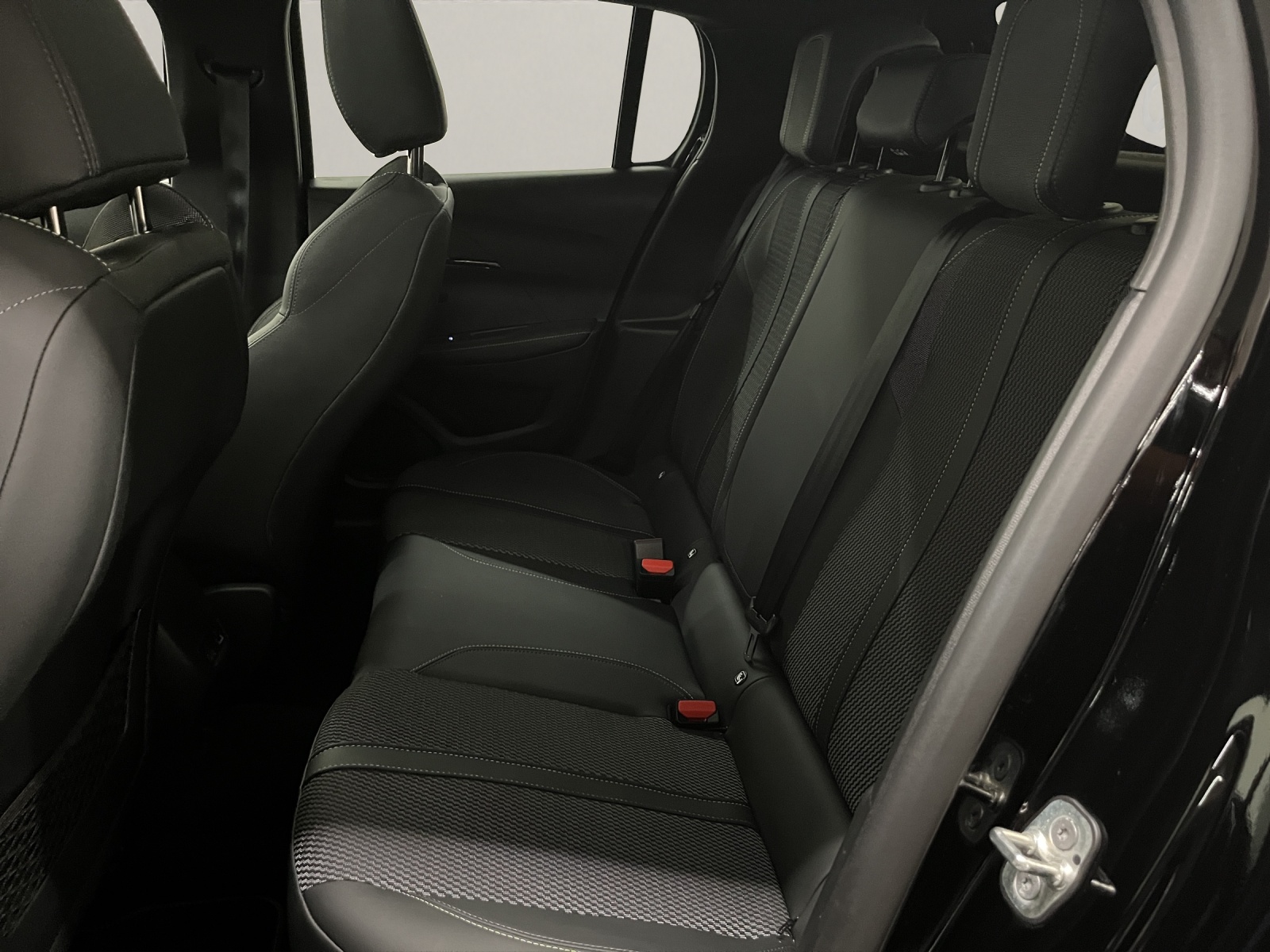 PEUGEOT 208 1.2 Hybrid GT-image-13