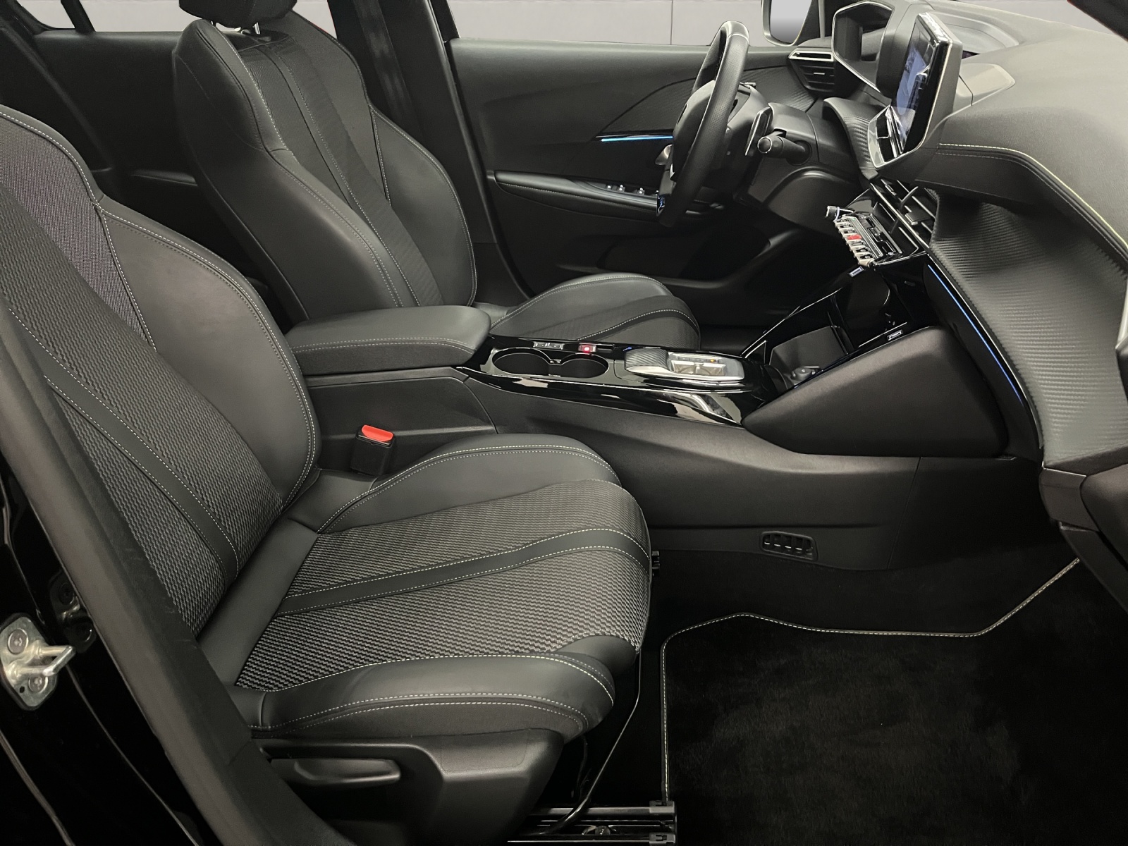 PEUGEOT 208 1.2 Hybrid GT-image-12