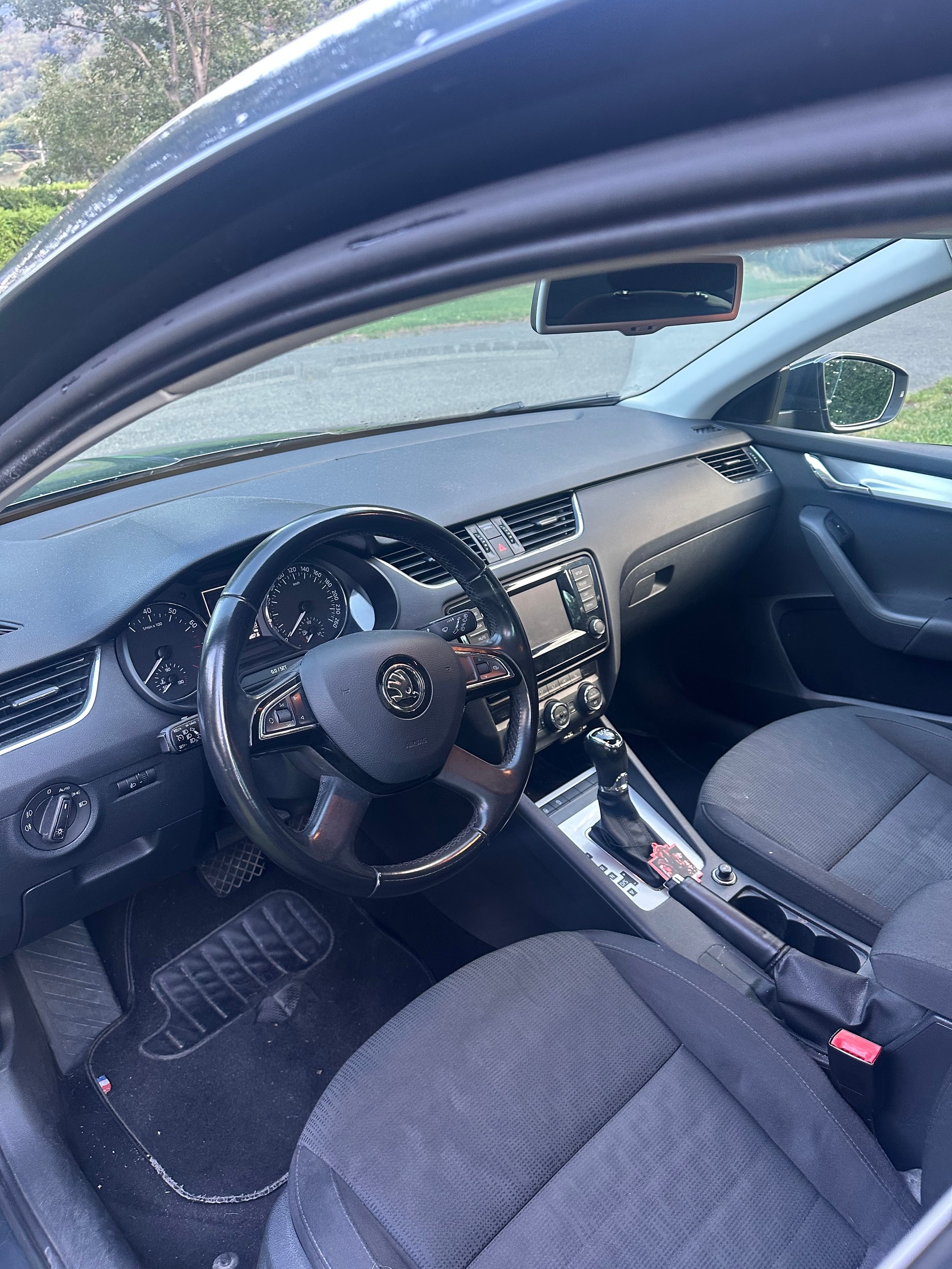 SKODA 1.4 TSI 140 Elegance DSG-image-2