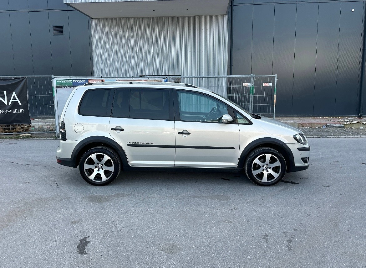 VW VW CrossTouran 1.4 TSI 7 Plätze-image-8