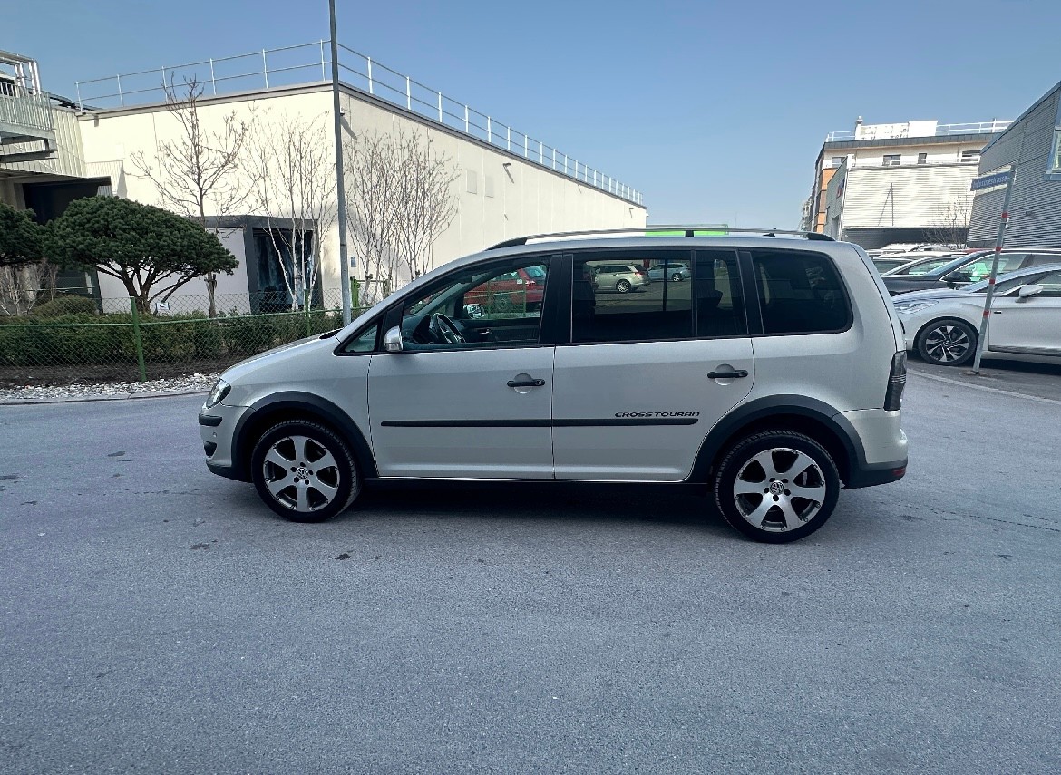 VW VW CrossTouran 1.4 TSI 7 Plätze-image-9