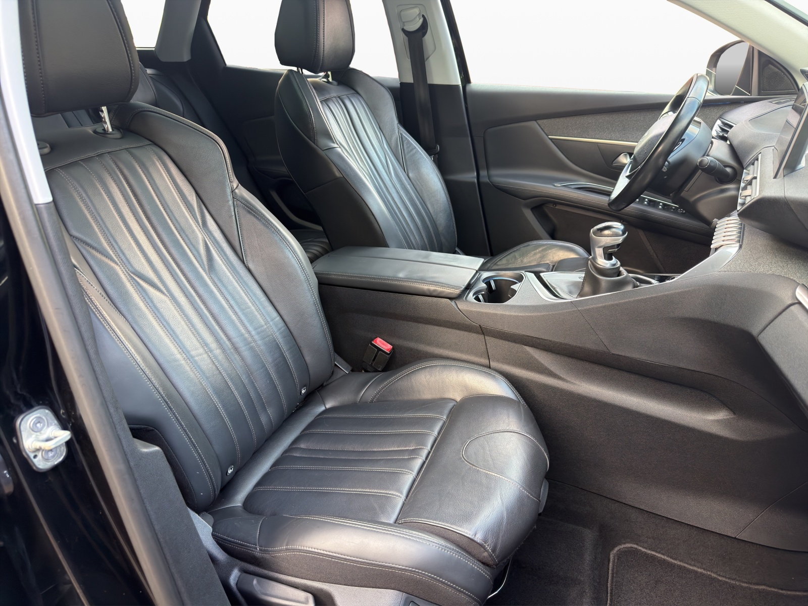 PEUGEOT 3008 1.6 BlueHDi Allure-image-14