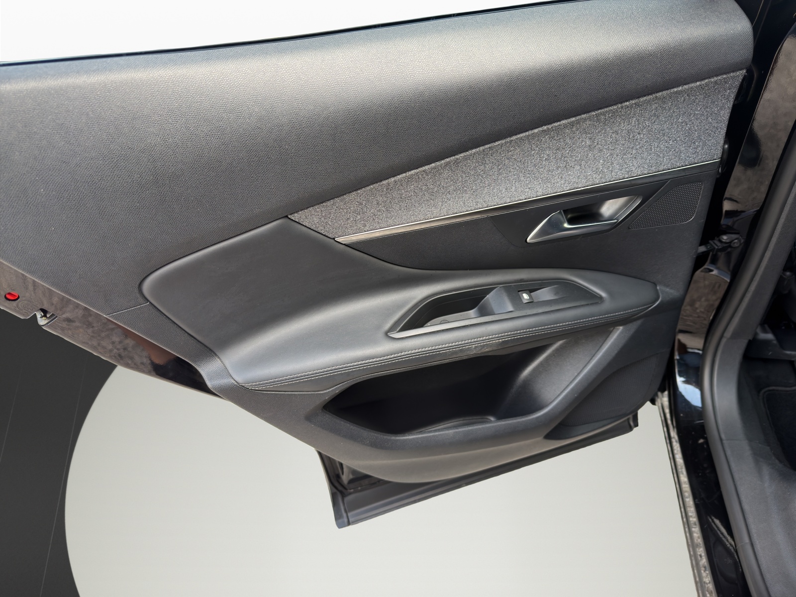 PEUGEOT 3008 1.6 BlueHDi Allure-image-16