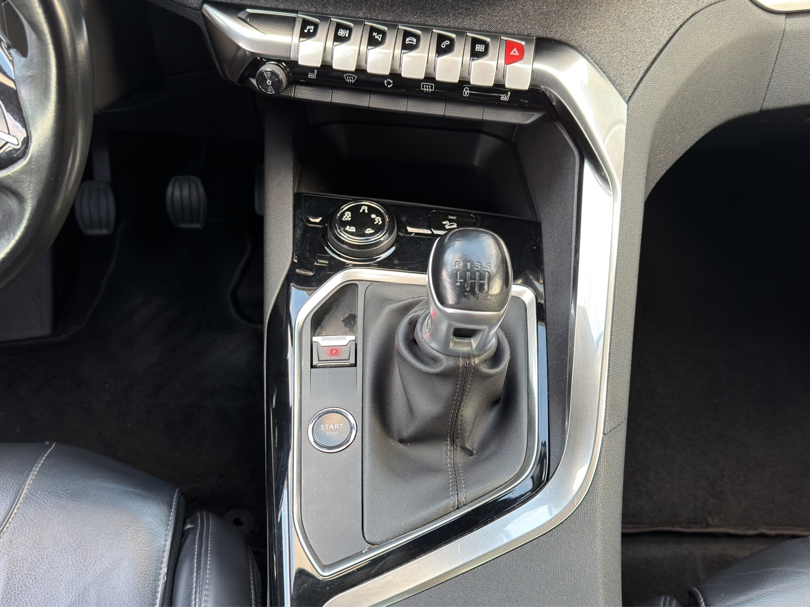 PEUGEOT 3008 1.6 BlueHDi Allure-image-12