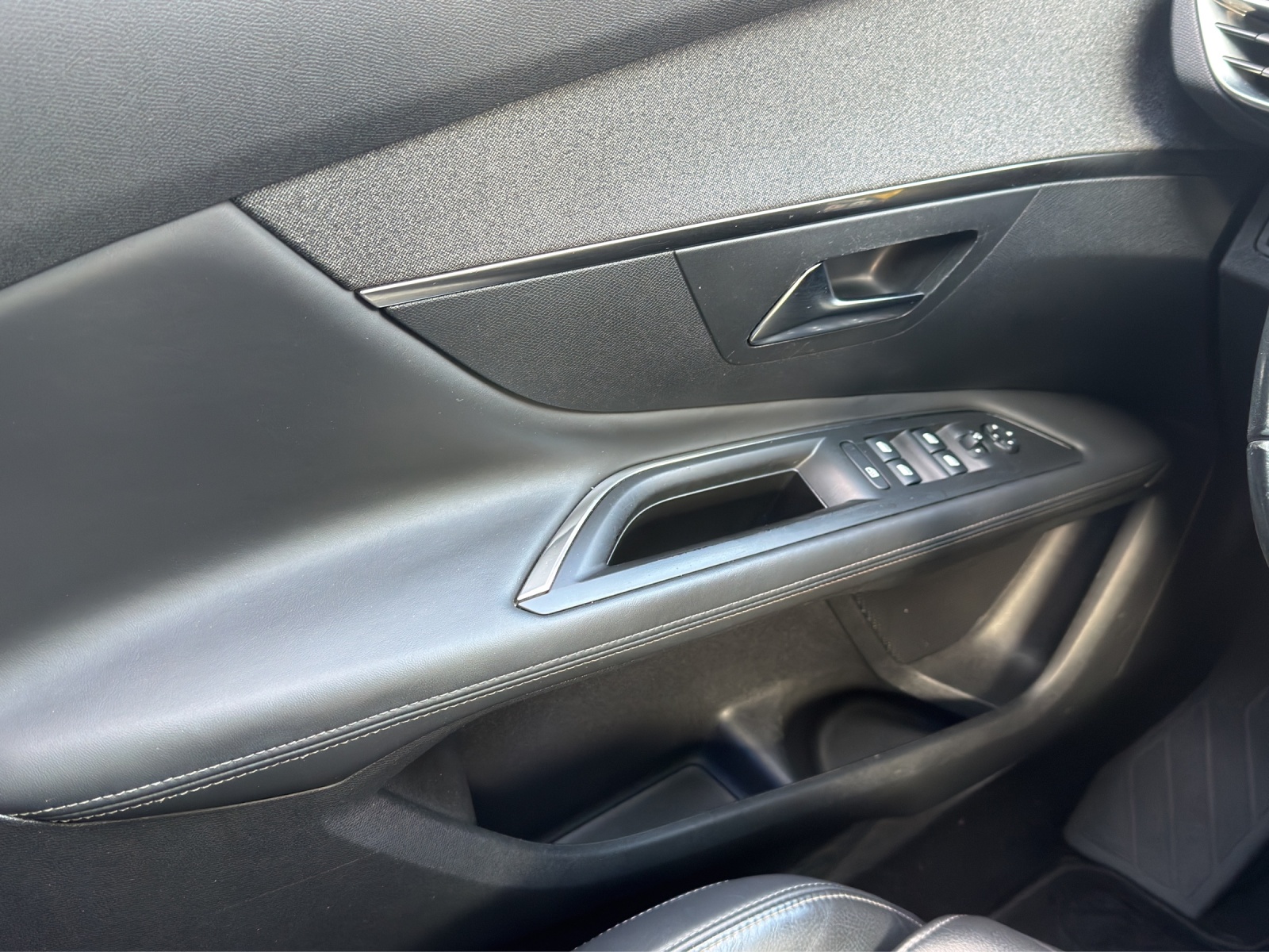 PEUGEOT 3008 1.6 BlueHDi Allure-image-9