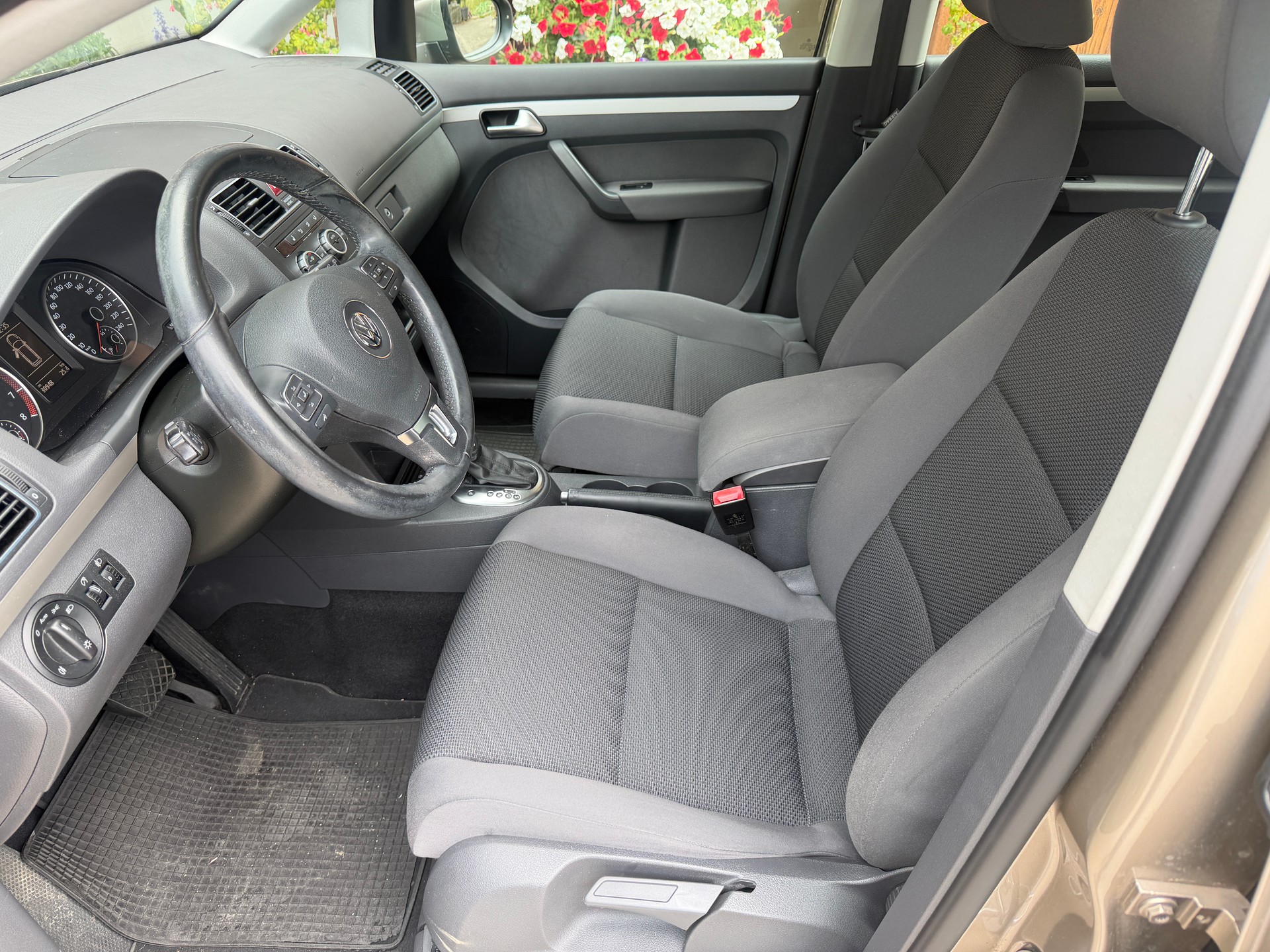 VW Touran 1.4 TSI Highline DSG-image-6