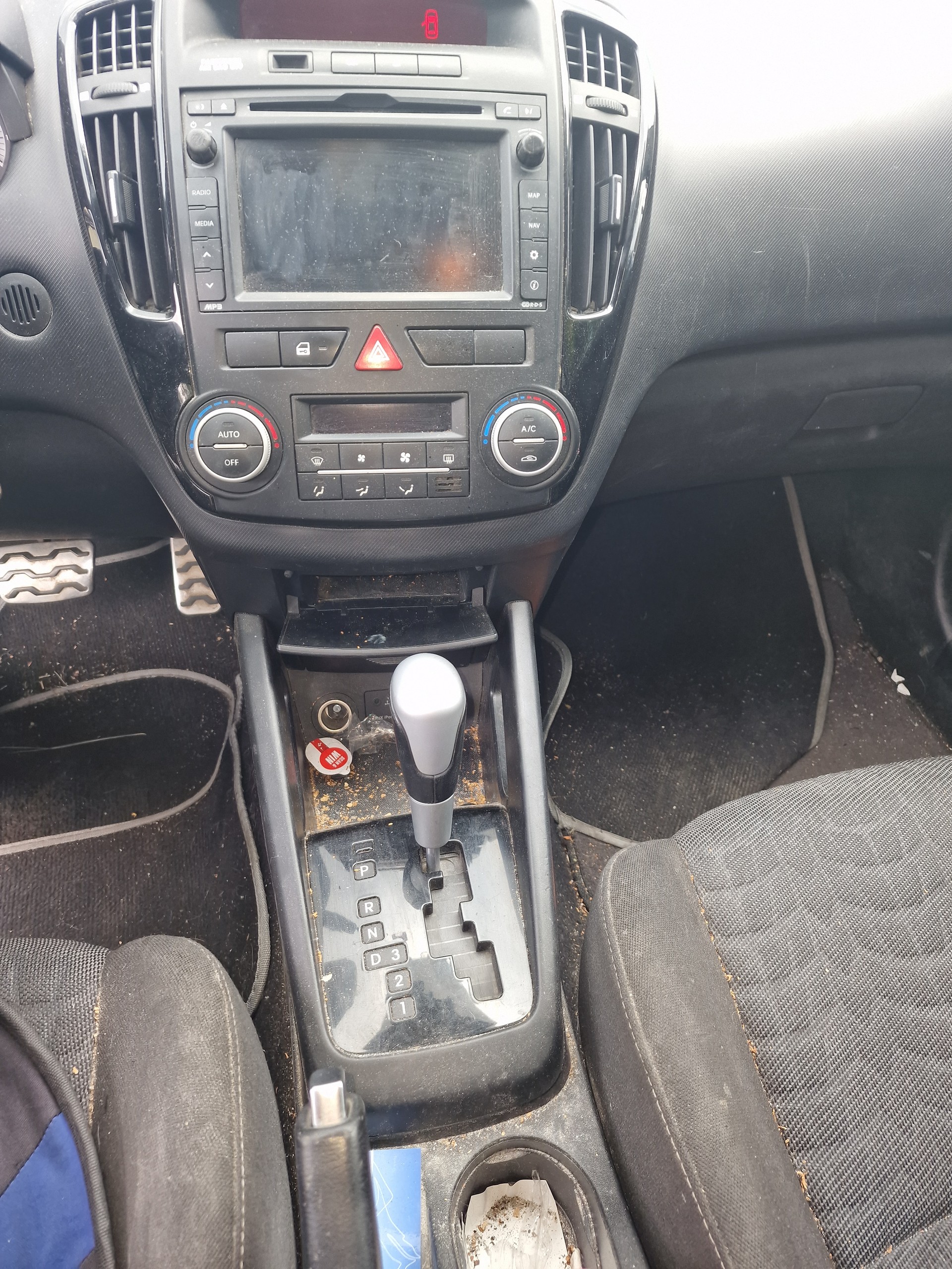 KIA Cee'd Sporty Wagon 1.6 16V Trend Automatic-image-6
