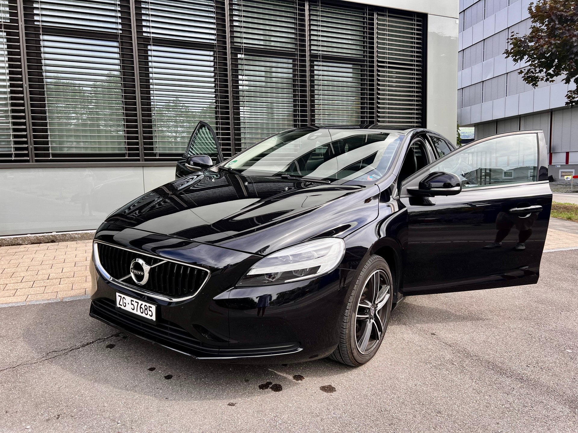 VOLVO V40 D2 Momentum Geartronic-image-0