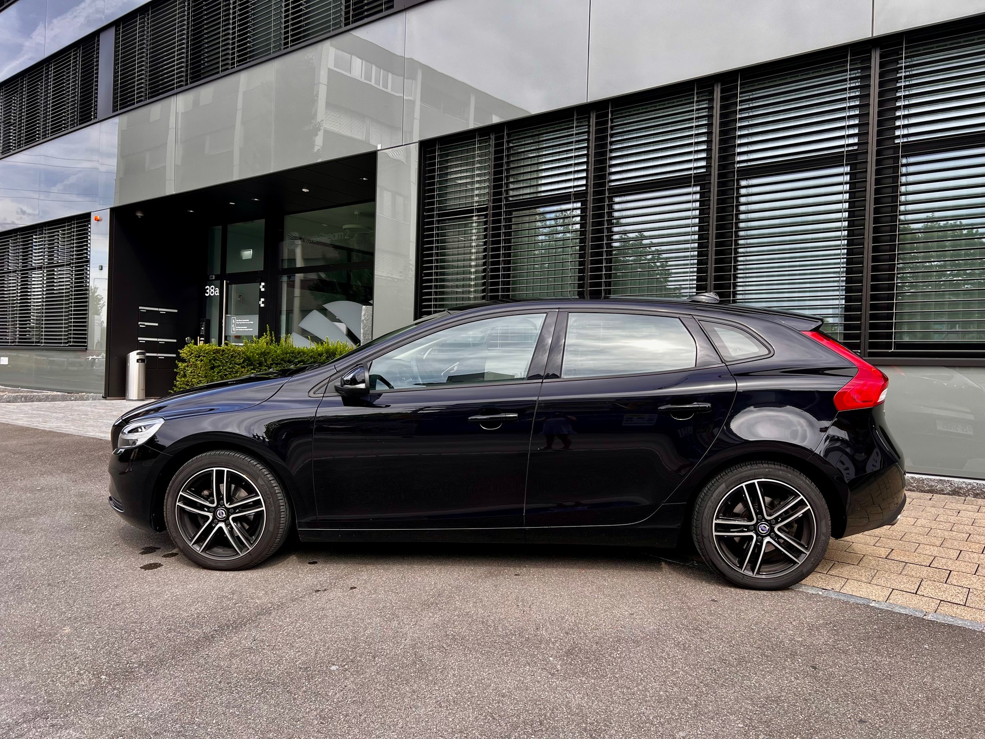 VOLVO V40 D2 Momentum Geartronic-image-1