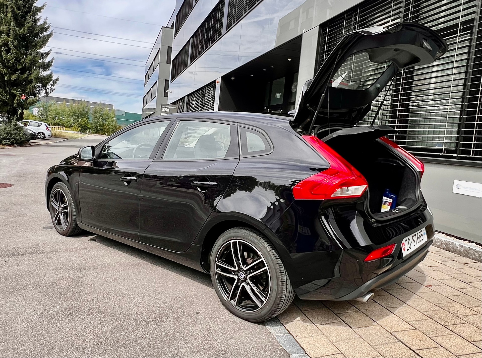 VOLVO V40 D2 Momentum Geartronic-image-2