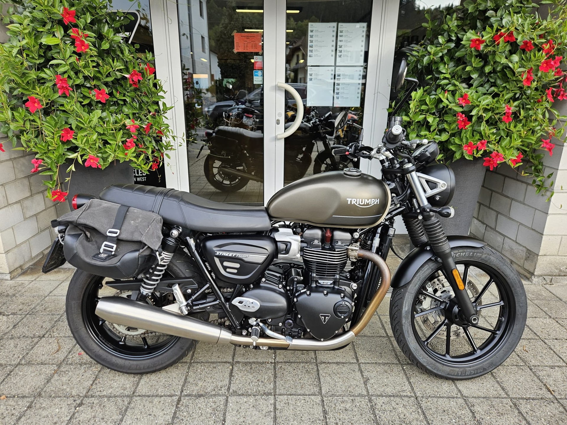 TRIUMPH Street Twin 900-showroom-element-1