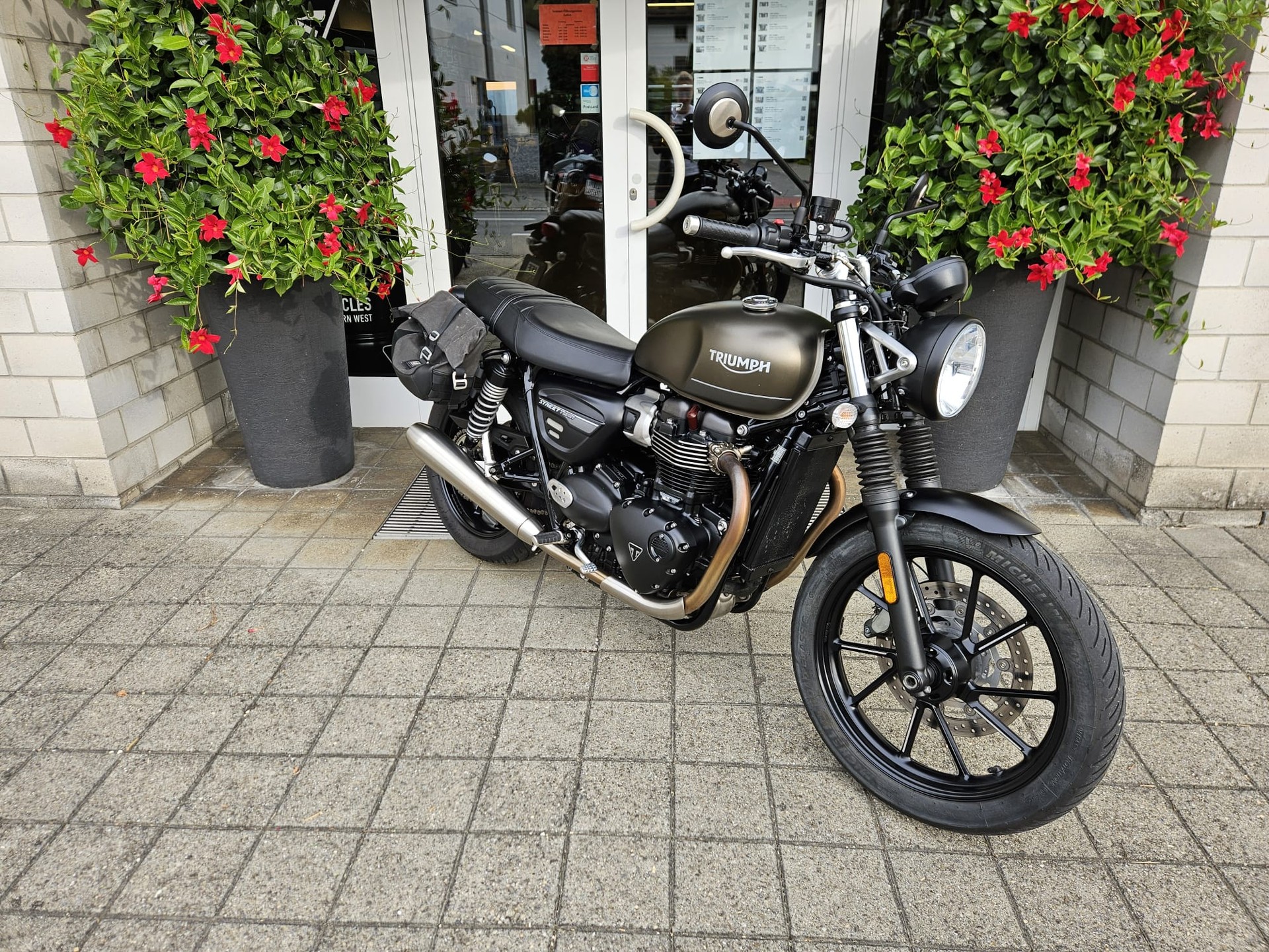 TRIUMPH Street Twin 900-showroom-element-2