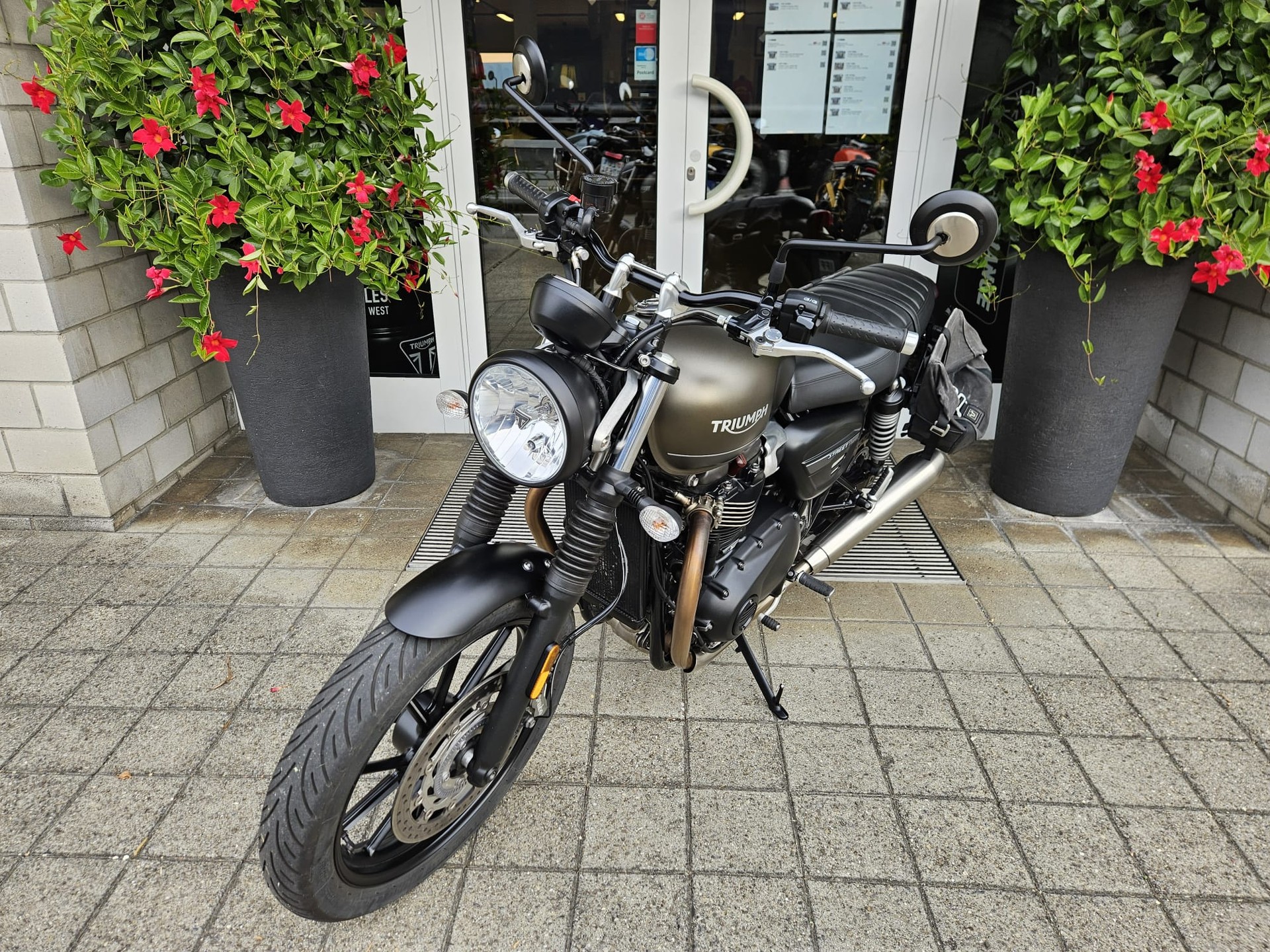 TRIUMPH Street Twin 900-showroom-element-3