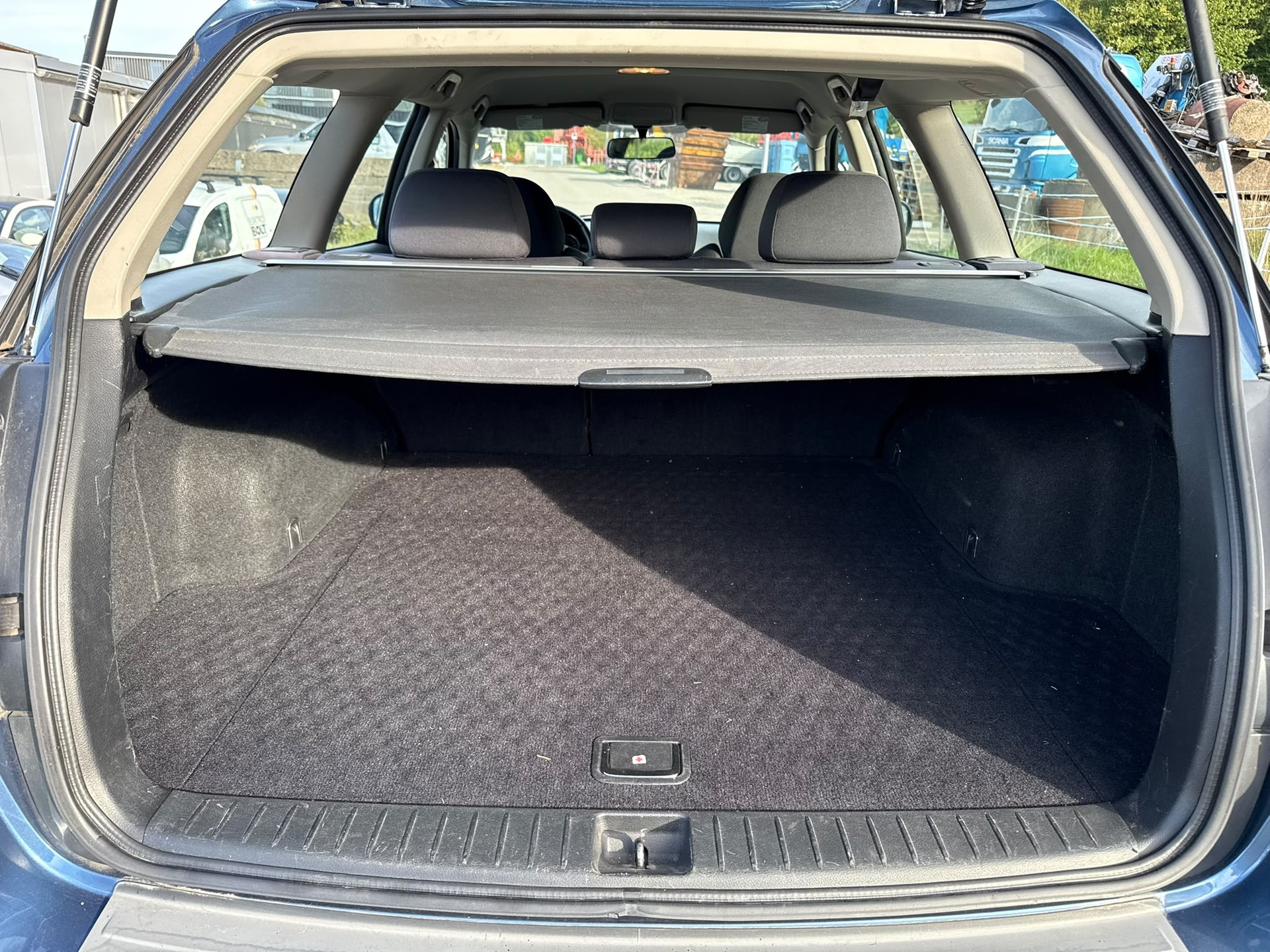 SUBARU Legacy 2.0R AWD Swiss-image-11