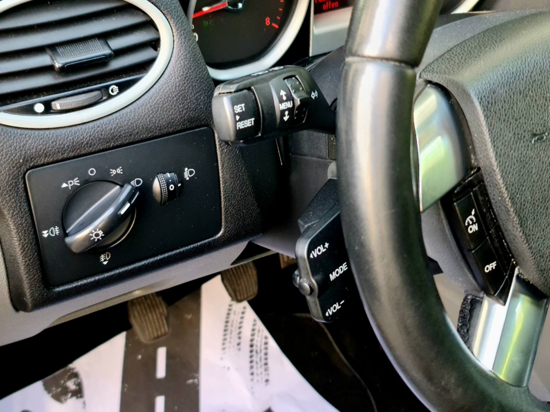FORD Focus 1.8i Flexifuel Titanium-image-12