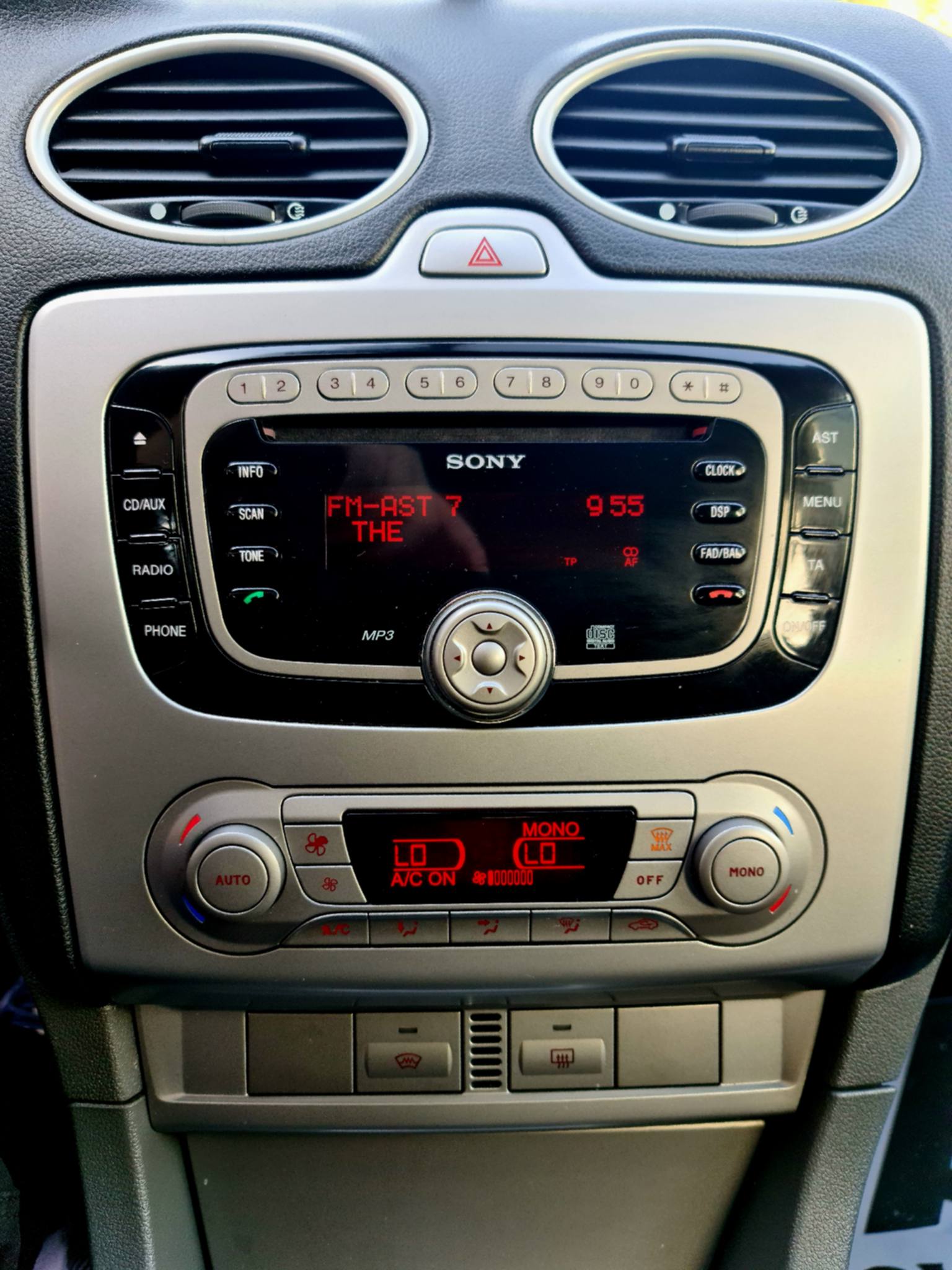 FORD Focus 1.8i Flexifuel Titanium-image-16