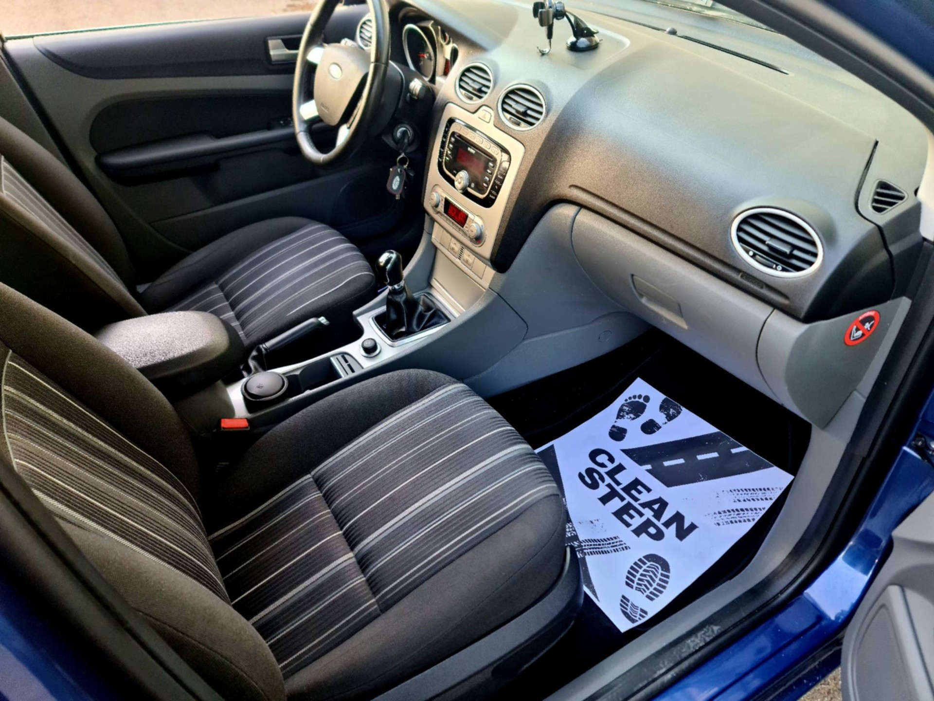 FORD Focus 1.8i Flexifuel Titanium-image-17