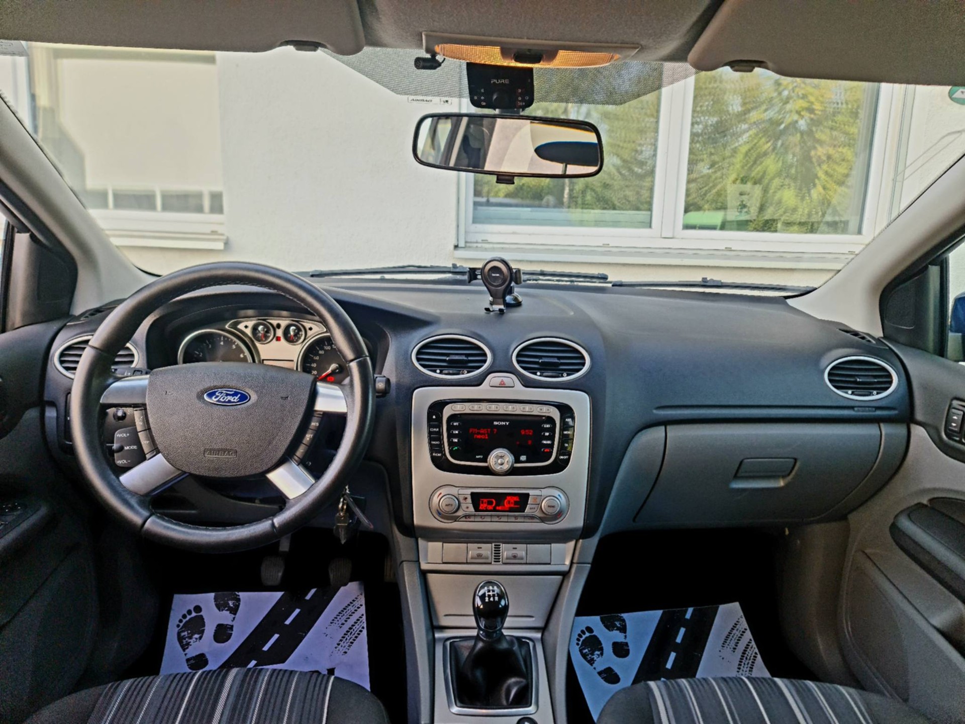 FORD Focus 1.8i Flexifuel Titanium-image-11