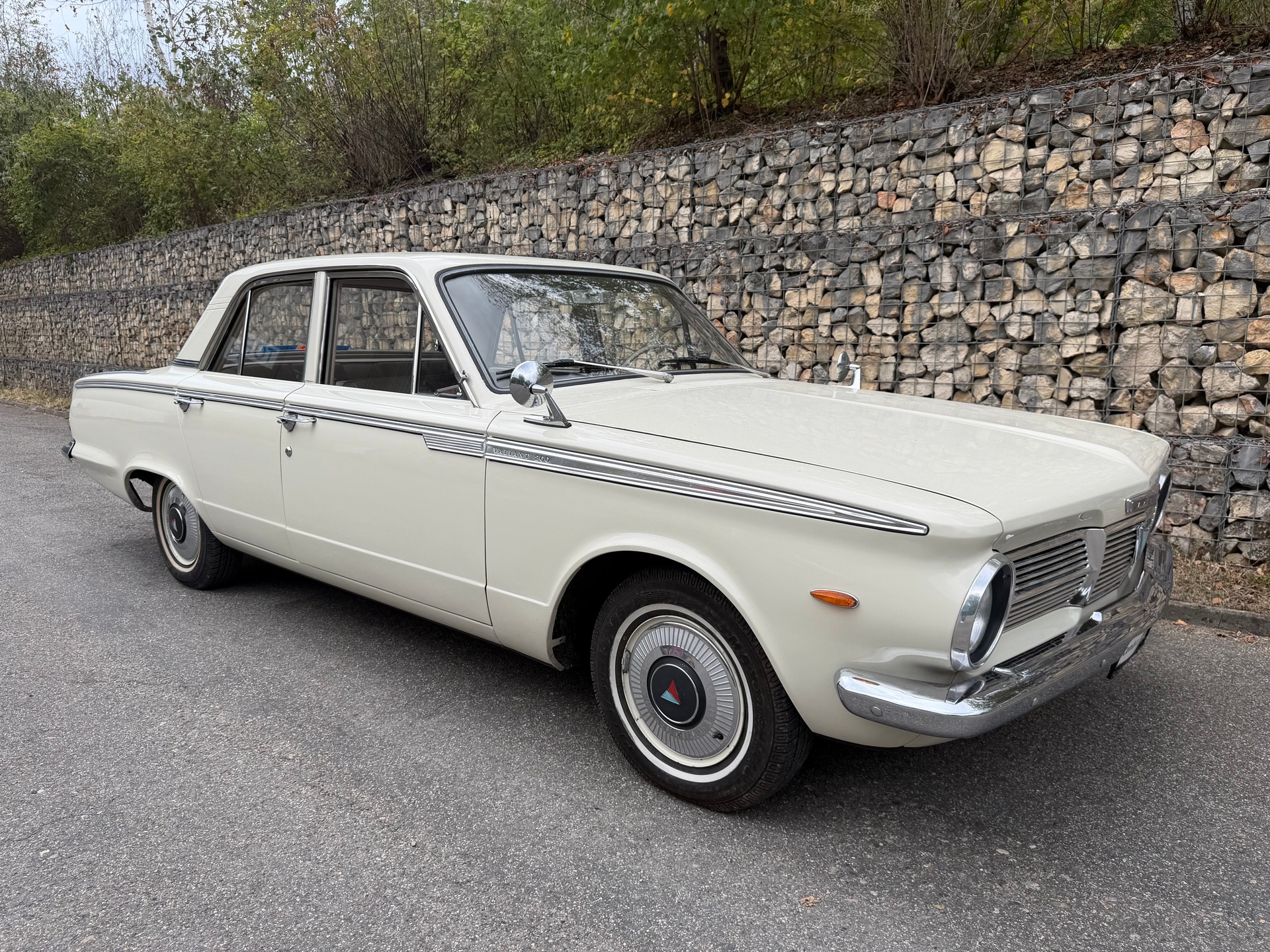 CHRYSLER Valiant 200-image-0