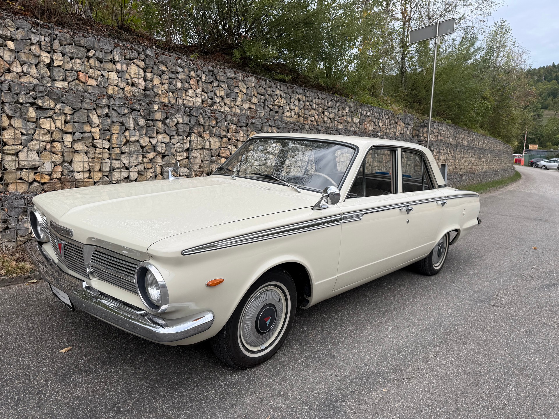CHRYSLER Valiant 200-image-11