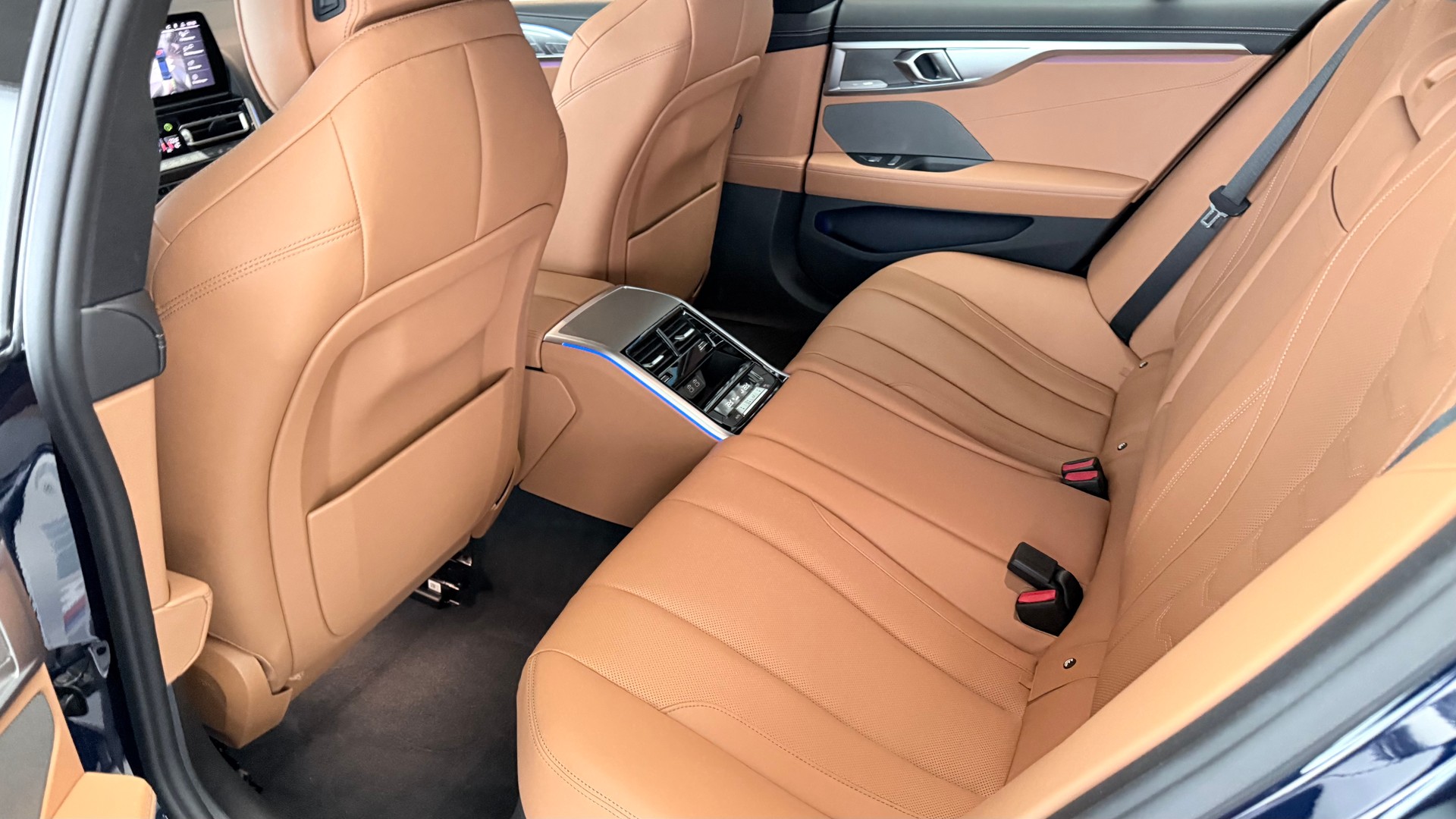 BMW M850i xDrive Gran Coupé-image-8