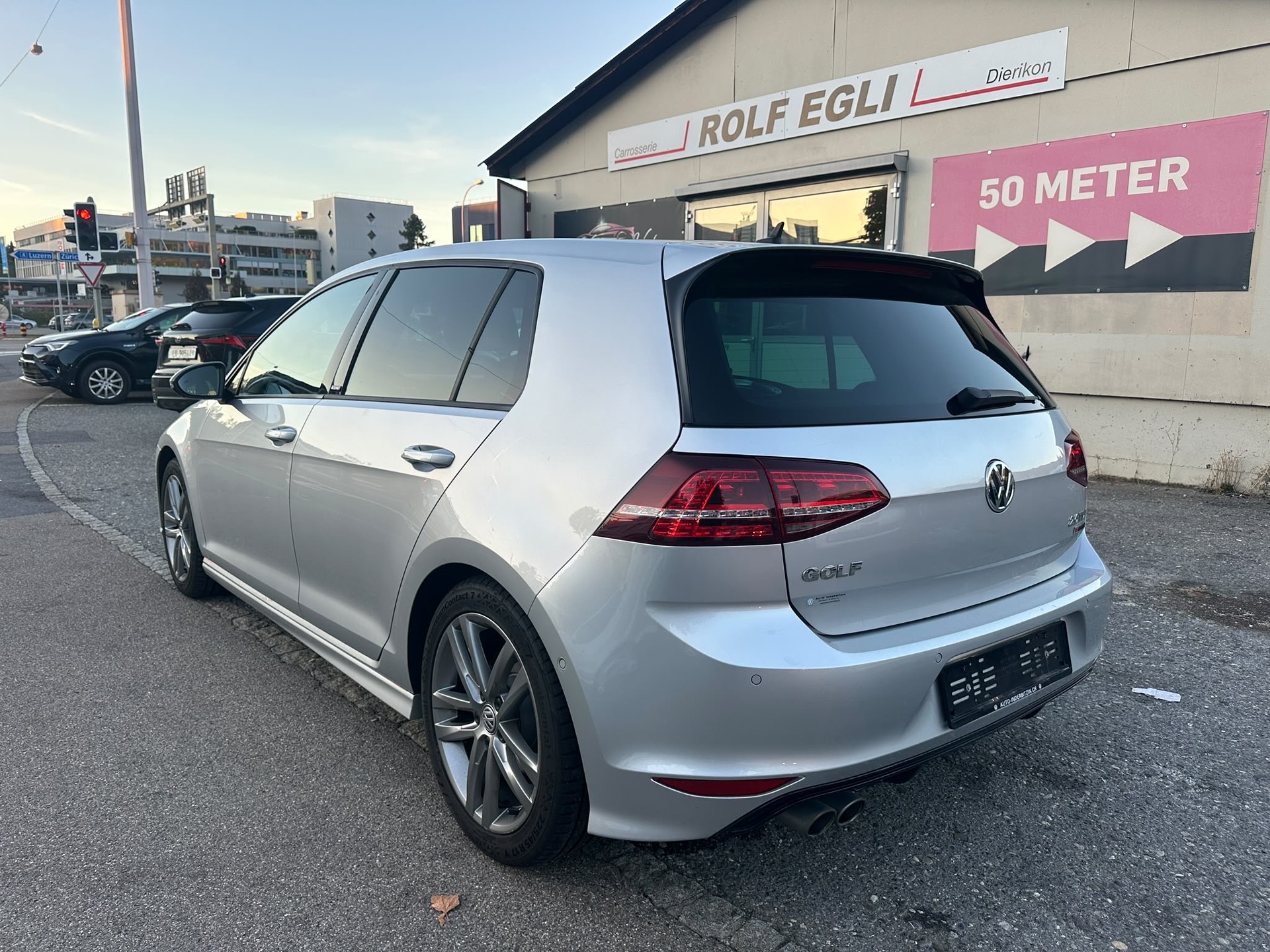 VW Golf 2.0 TDI Lounge R-Line 4Motion-image-3